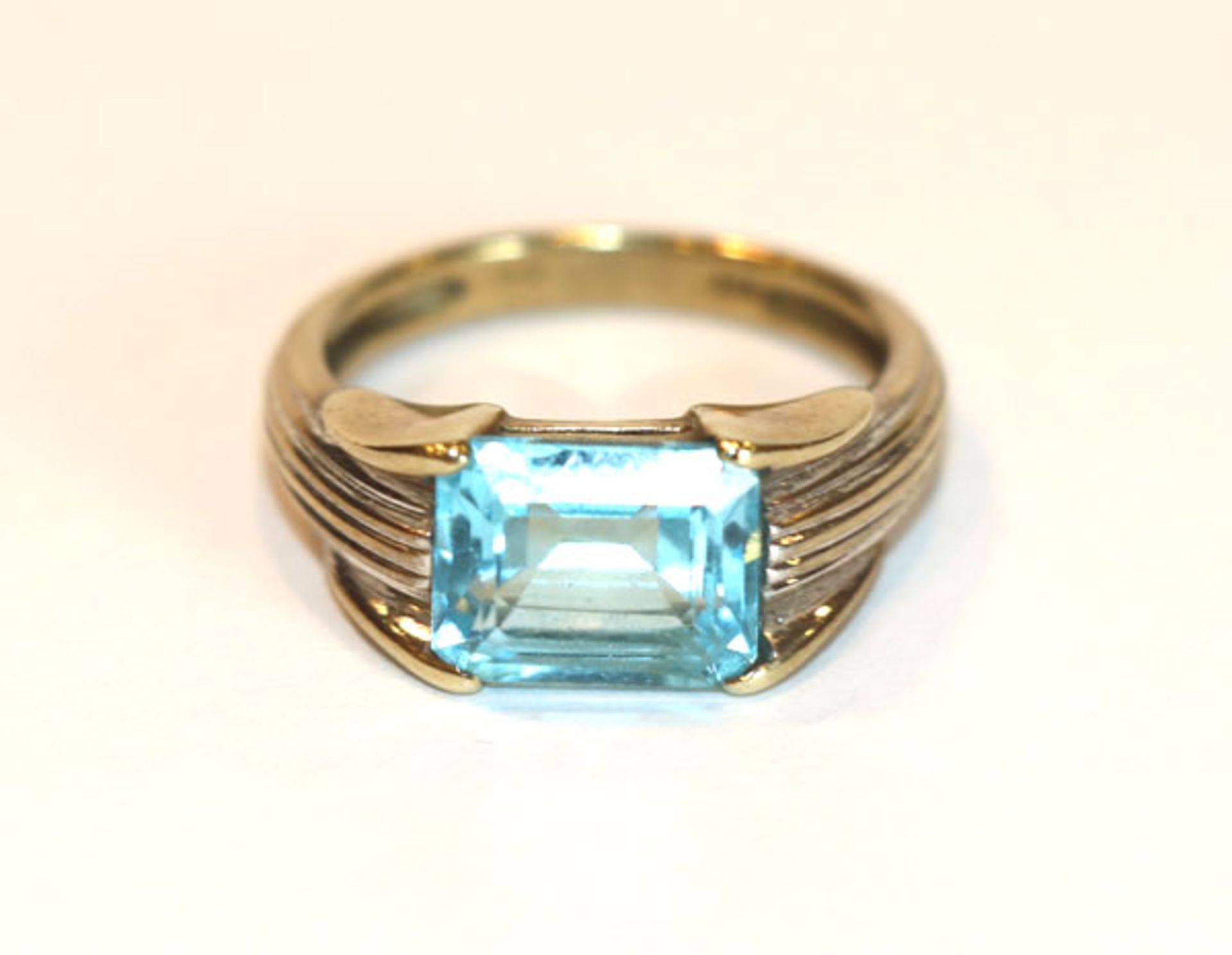 8 k Gelb- und Weißgold Ring mit Blautopas, Gr. 53, 4,3 gr.