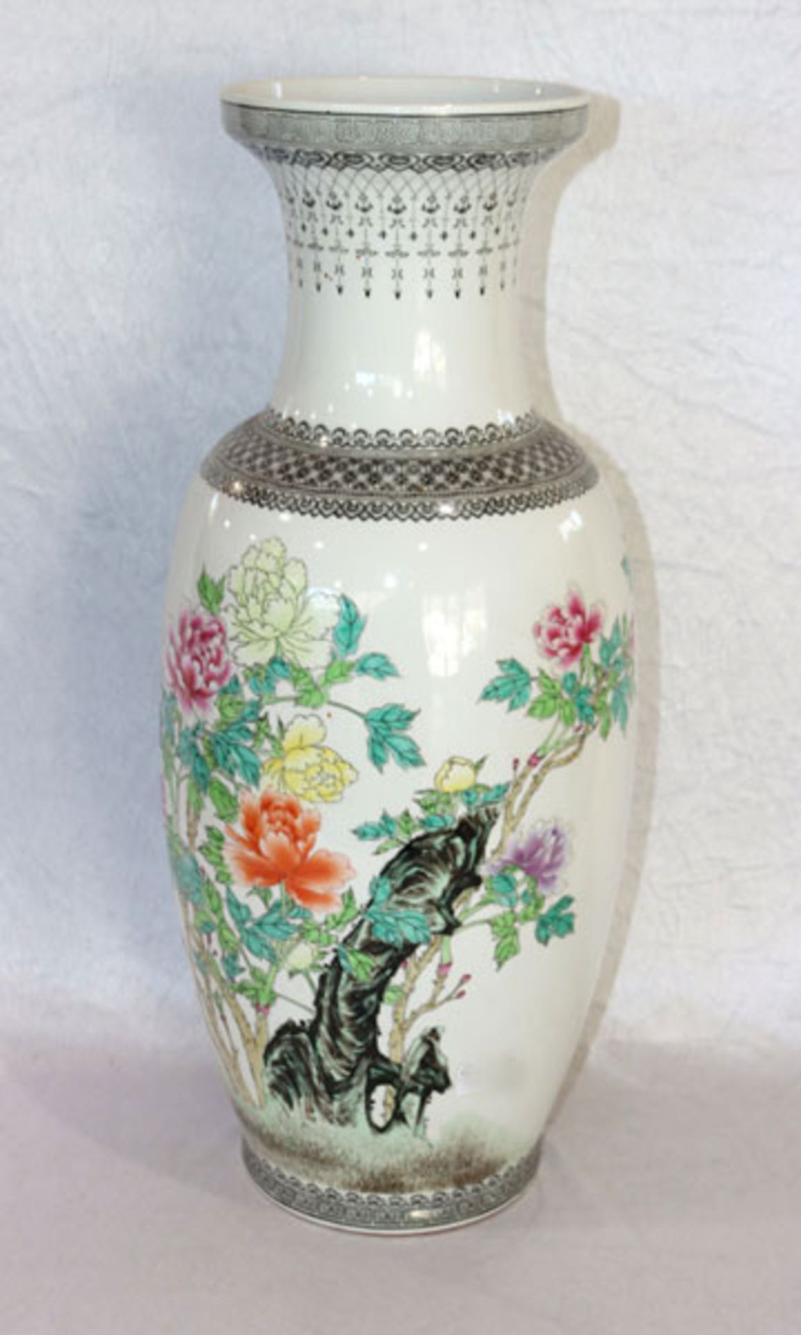 Chinesische Bodenvase mit Floral- und Schriftzeichen-Dekor, H 63 cm, D 27 cm
