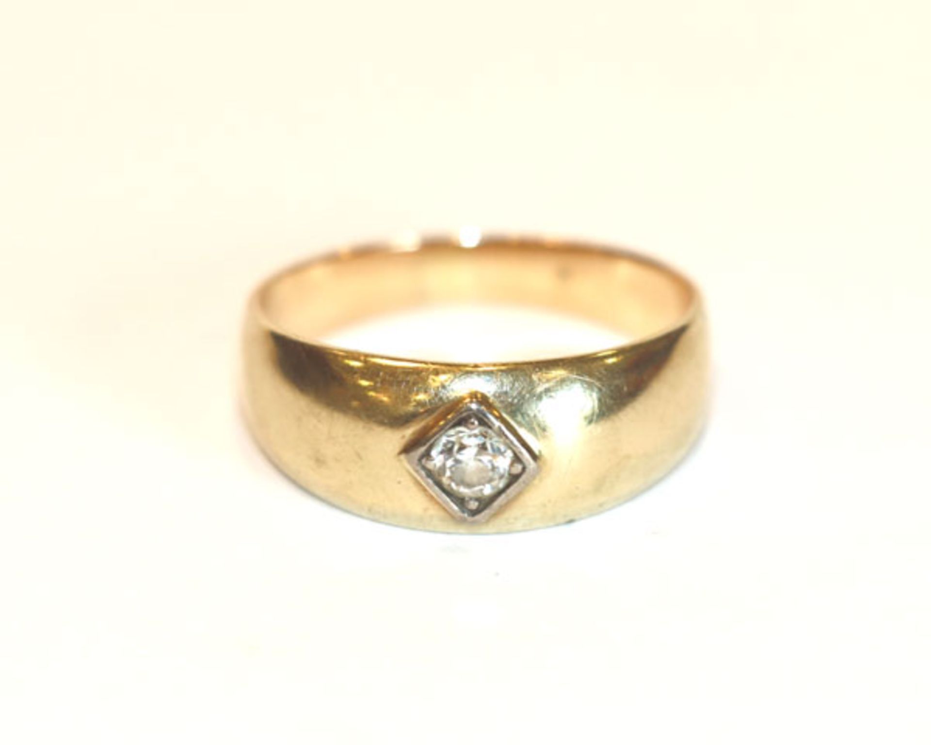 14 k Gelbgold Ring mit in Weißgold gefaßten Diamant, Gr. 55, 4,6 gr.