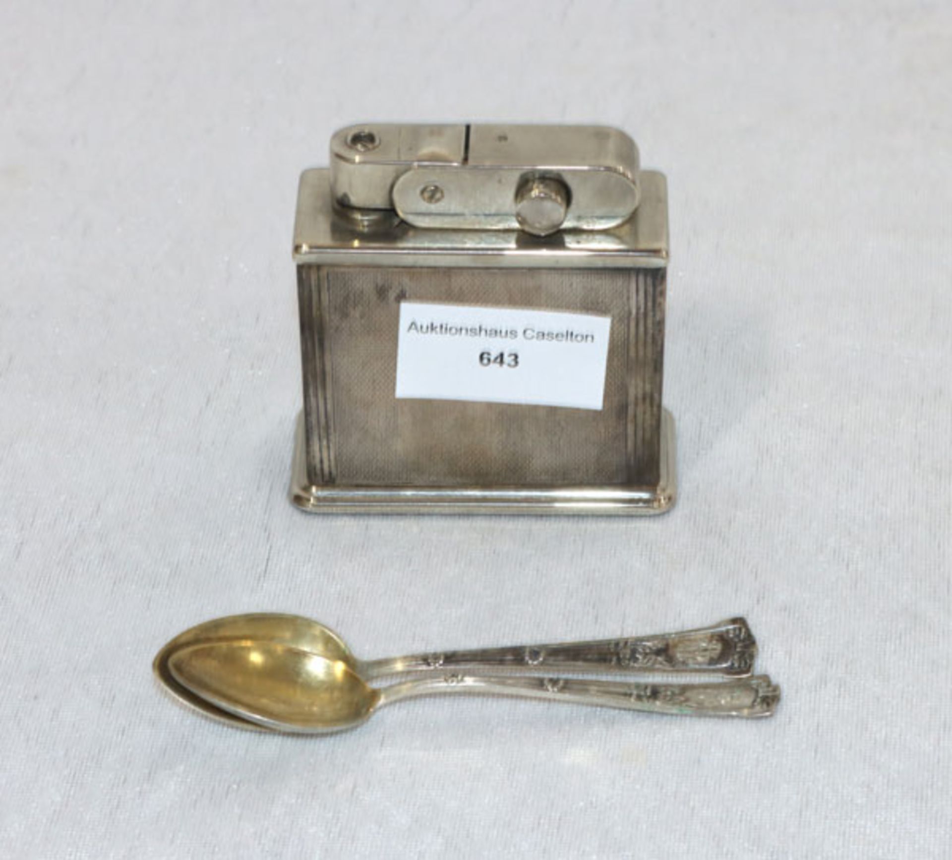 Silber Tischfeuerzeug, Sterlingsilber, H 8 cm, B 7,5 cm, T 3,5 cm, Funktion nicht geprüft, und 2