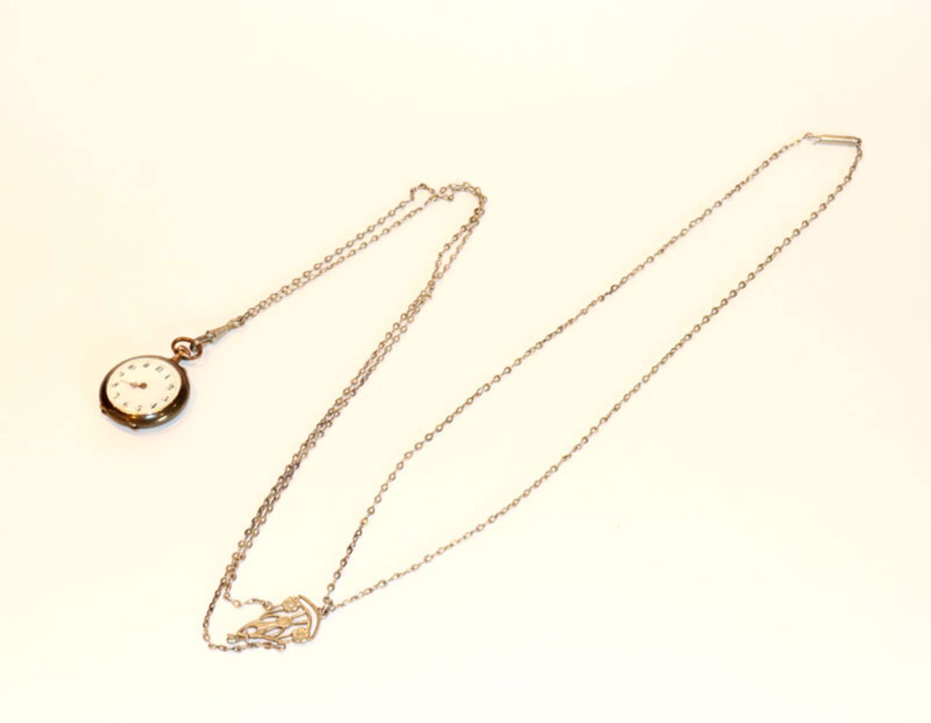 Silber Taschenuhr, intakt, ein Zeiger fehlt, D 3 cm, an versilberter Kette, gesamte L 122 cm