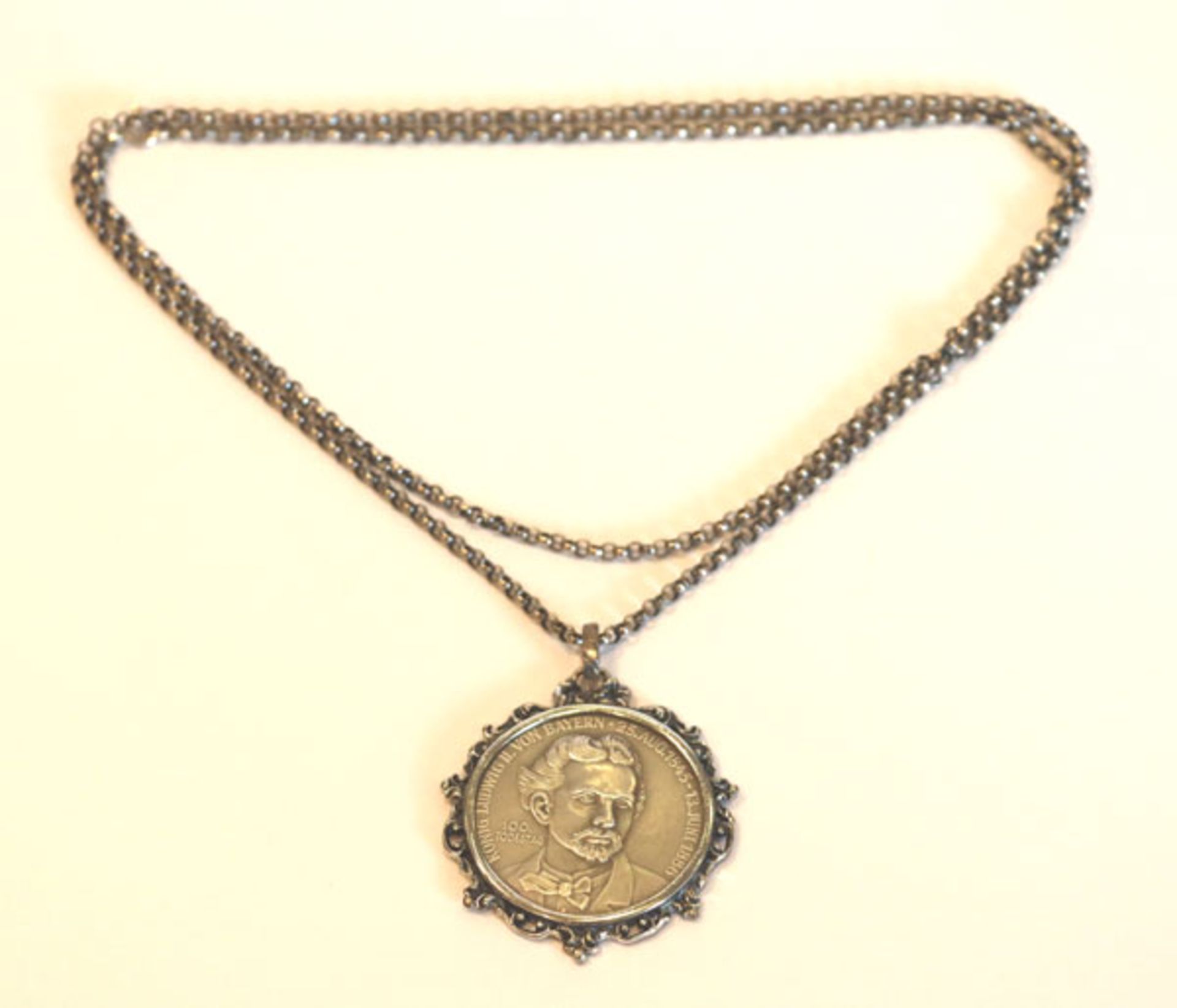 Silber Medaille 'König Ludwig von Bayern', 100. Todestag, gefaßt an Silberkette, L 78 cm, 35 gr.