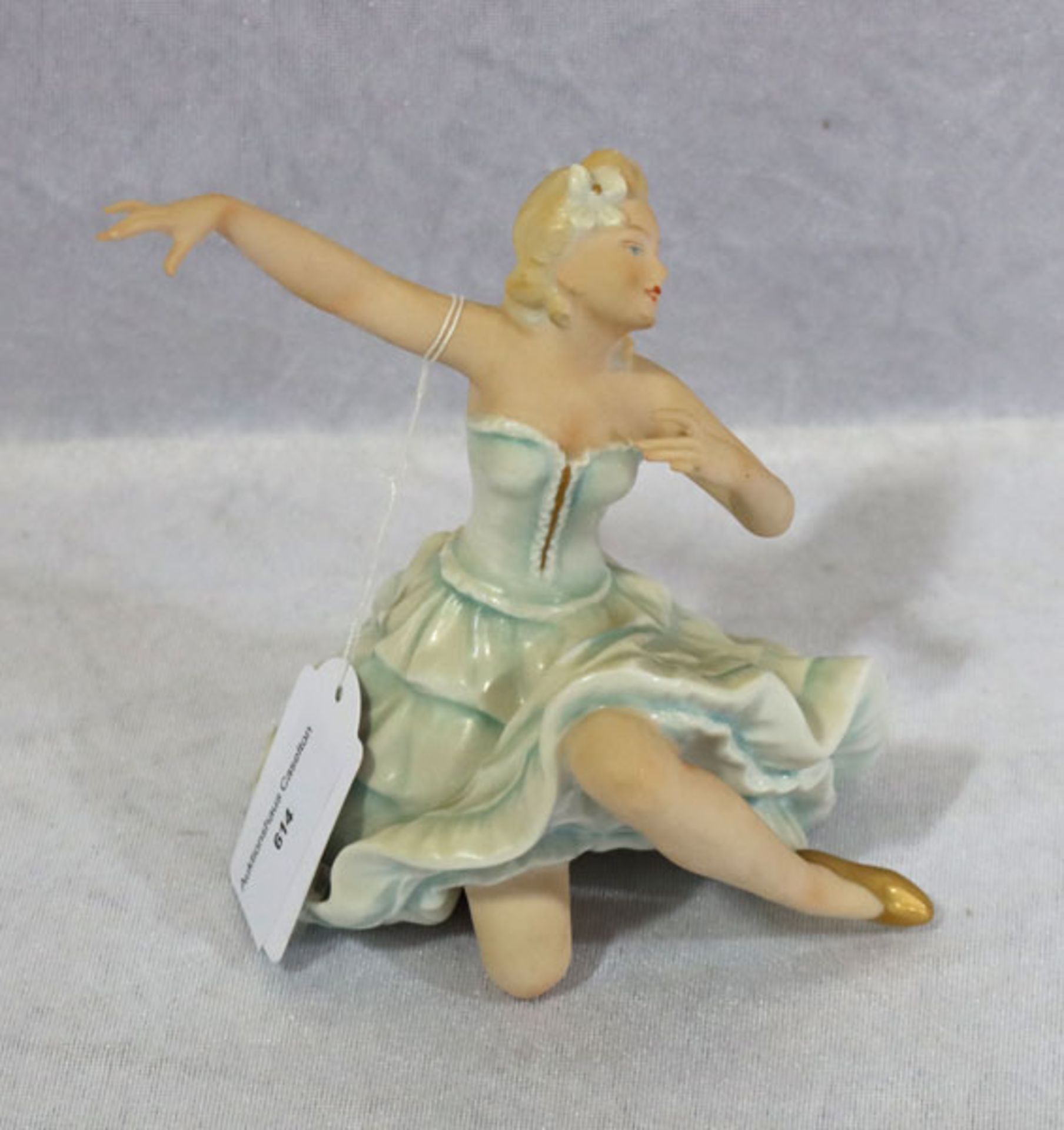Porzellanfigur 'Tänzerin', teils farbig glasiert, H 14 cm, leicht bestossen