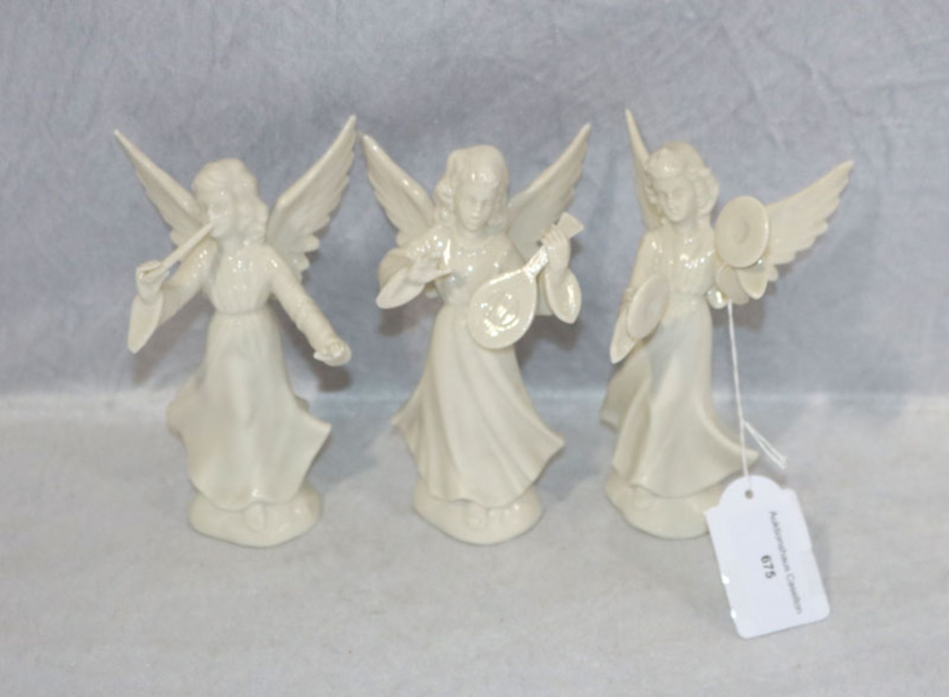 3 Dresden Porzellan Figuren 'Musizierende Engel', weiß glasiert, H 13/14 cm, teils Finger