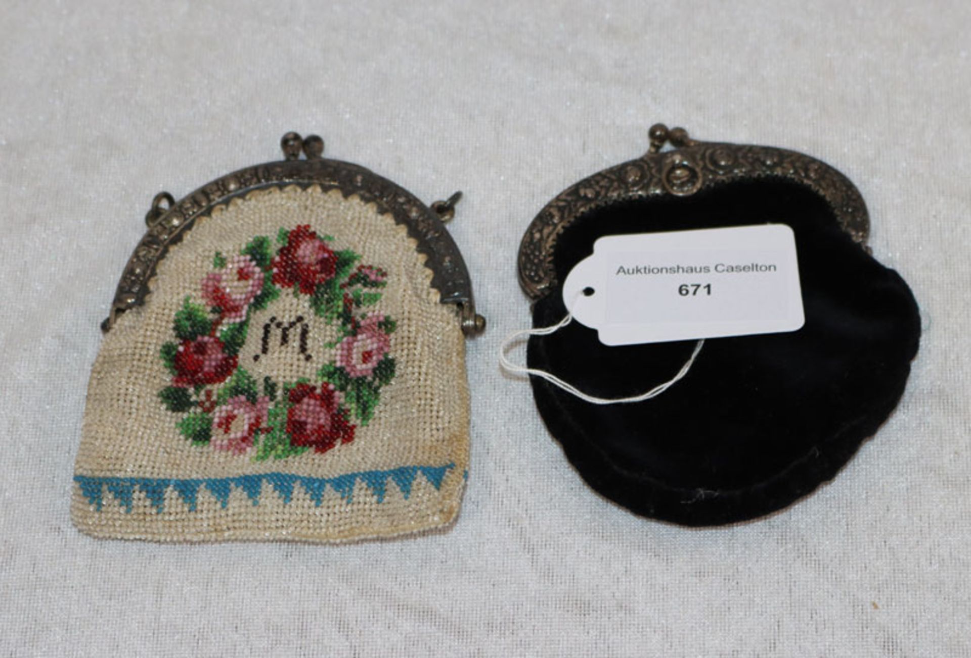 Perlentäschchen mit Rosendekor und Monogramm A M mit Metallbügel, sowie schwarzes Samttäschchen