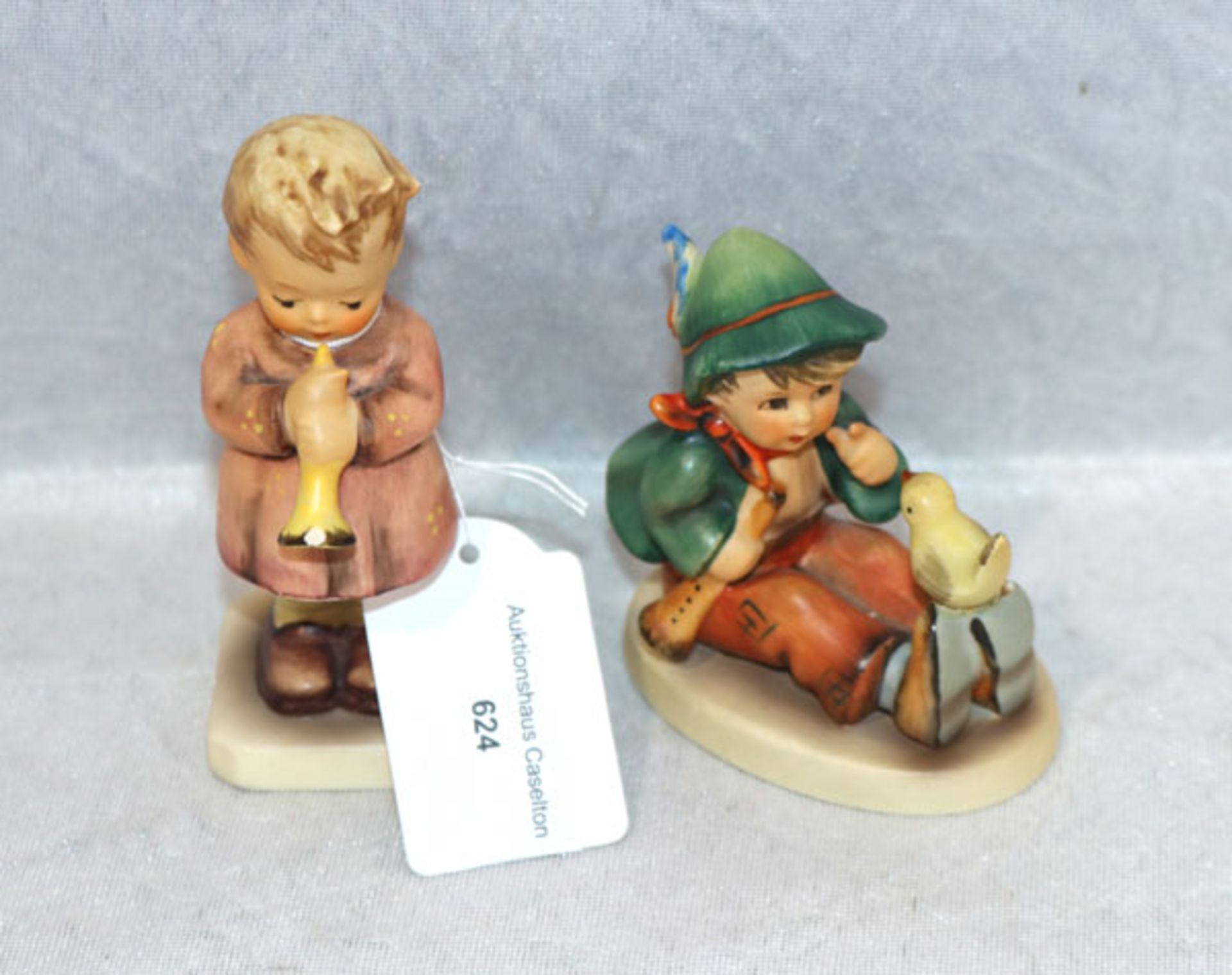 2 Goebel Hummelfiguren, 'Flötenlied', Modellnr. 477, H 10,5 cm, bestossen, und 'Stimmt net',