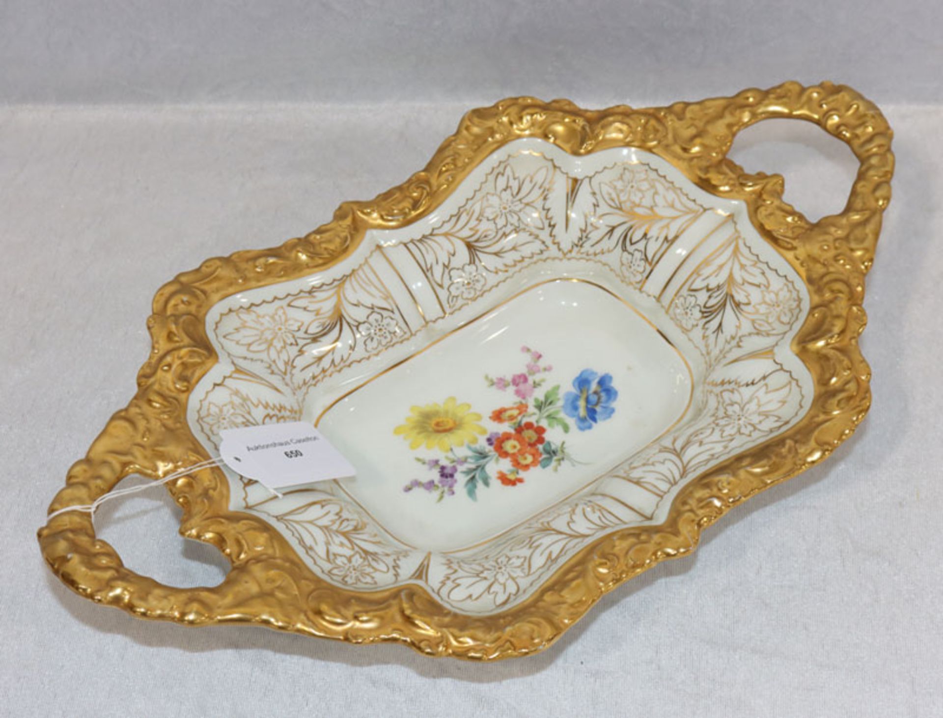 Meissen Henkelschale mit Reliefdekor, Golddekor und feiner Blumenmalerei, II. Wahl, H 8 cm, B 36 cm,