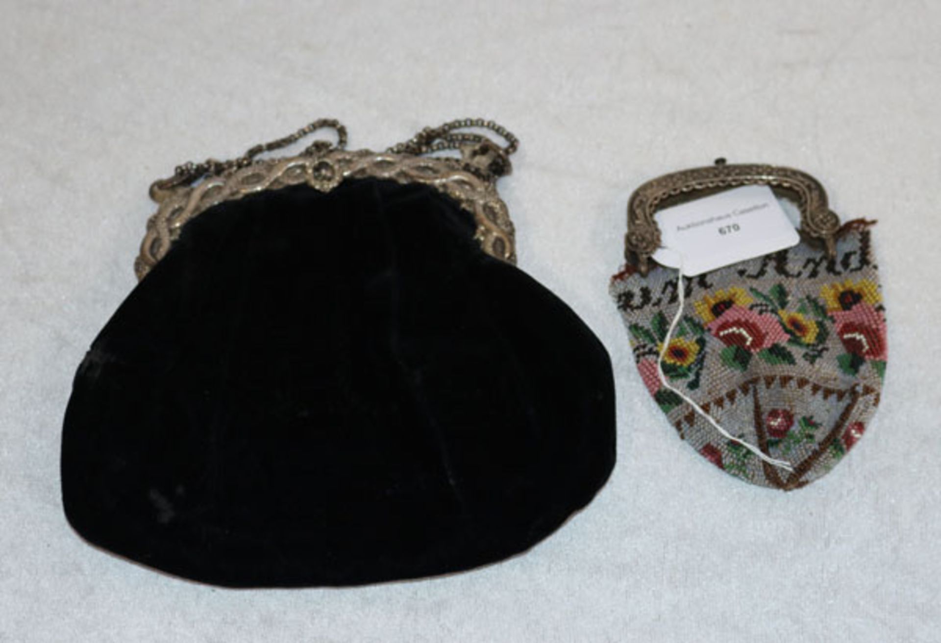 Perlenbeutel mit Blumendekor und Schriftzug 'Zum Andenken', und Metallbügel, beschädigt, sowie