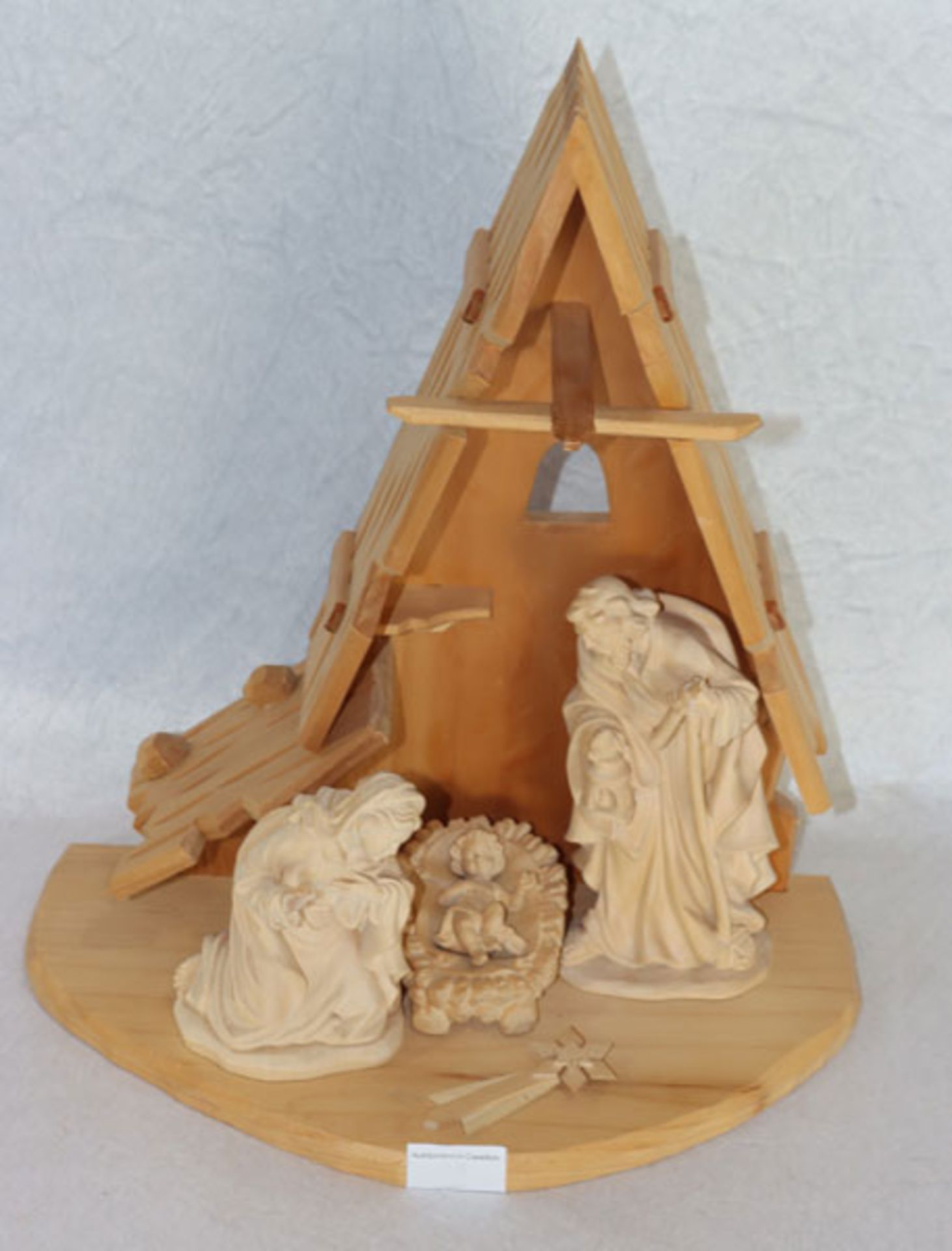 Holz Krippe mit Heiliger Familie, Werkstatt Heinzeller, Oberammergau, Naturholz, H 40 cm, B 36 cm, T