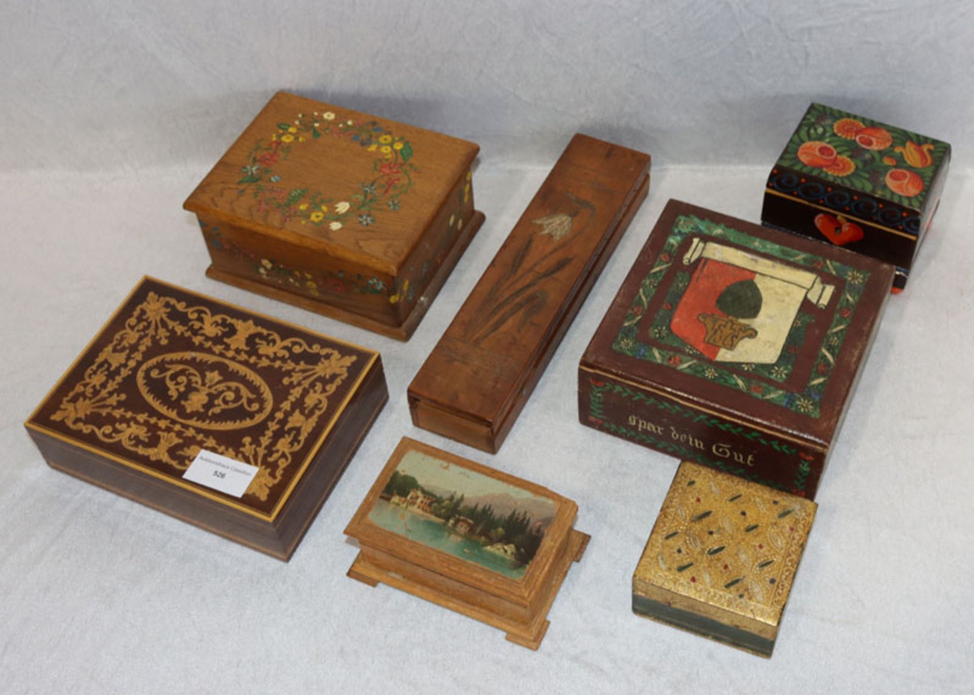 Konvolut von 7 Holzdosen in verschiedenen Größen, teils bemalt und verziert, Alters- und