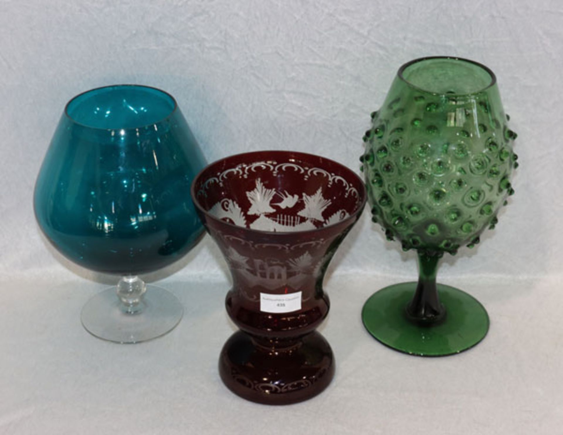Glas-Konvolut: grünes Noppenglas auf Fuß, H 28 cm, D 16 cm, großes Cognacglas, türkisfarbener Kelch,