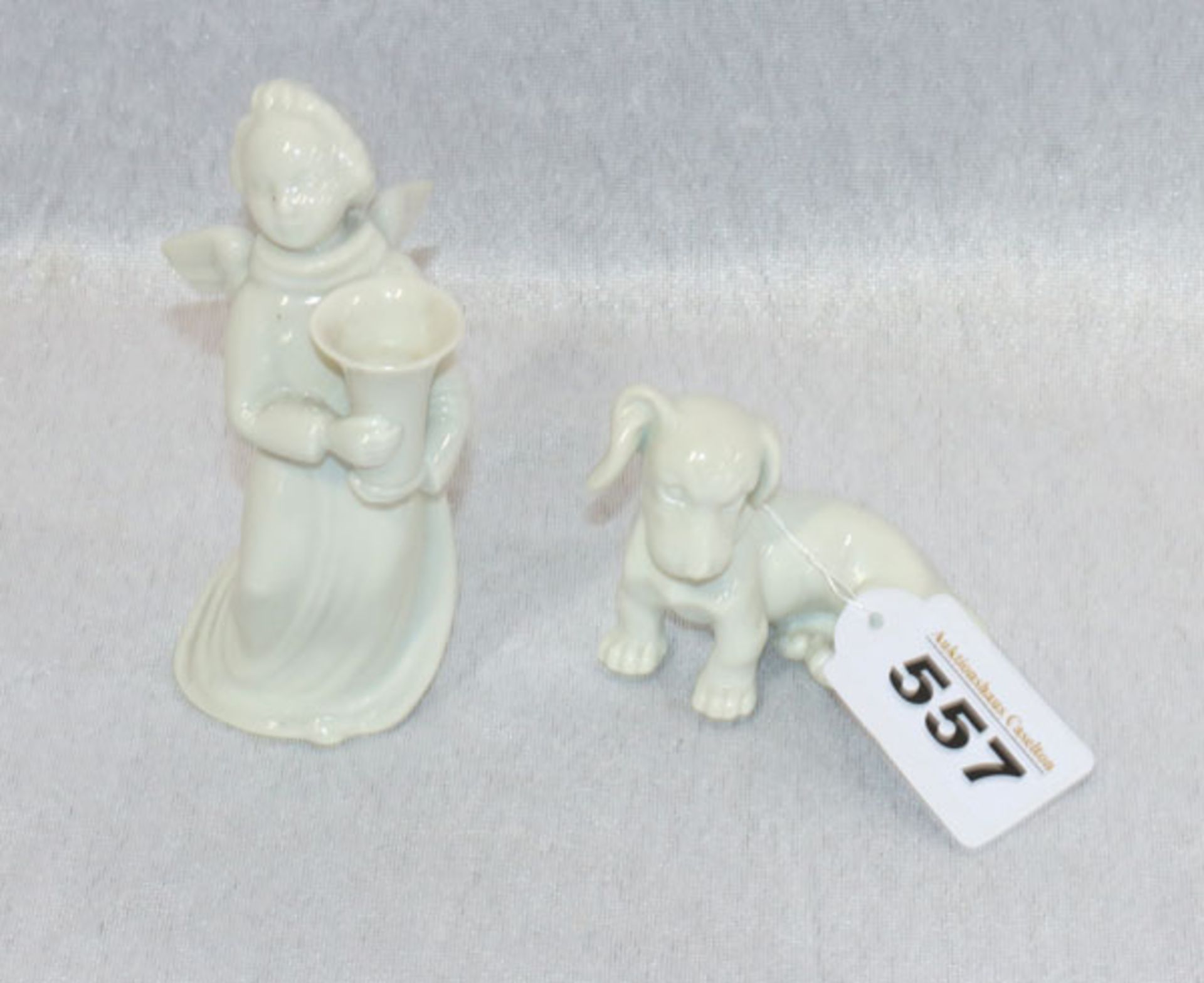 Porzellan Tierfigur 'Hund', H 6 cm, Wien ? und 'Leuchterengel', H 12 cm, beide weiß glasiert