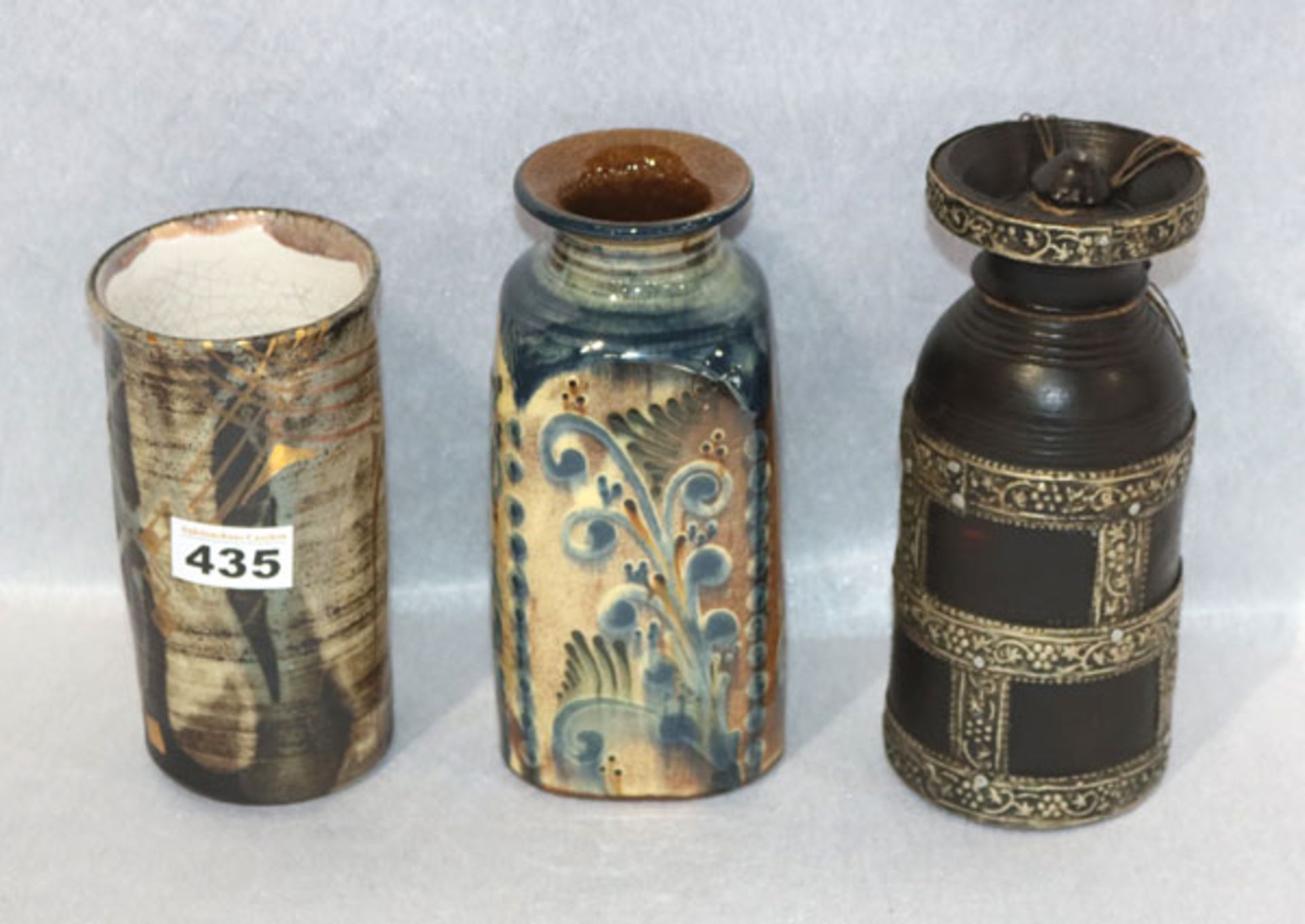 Konvolut: 2 Keramik Vasen, farbig glasiert, H 17/20 cm, und Holzflasche mit Metallverzierung, H 21