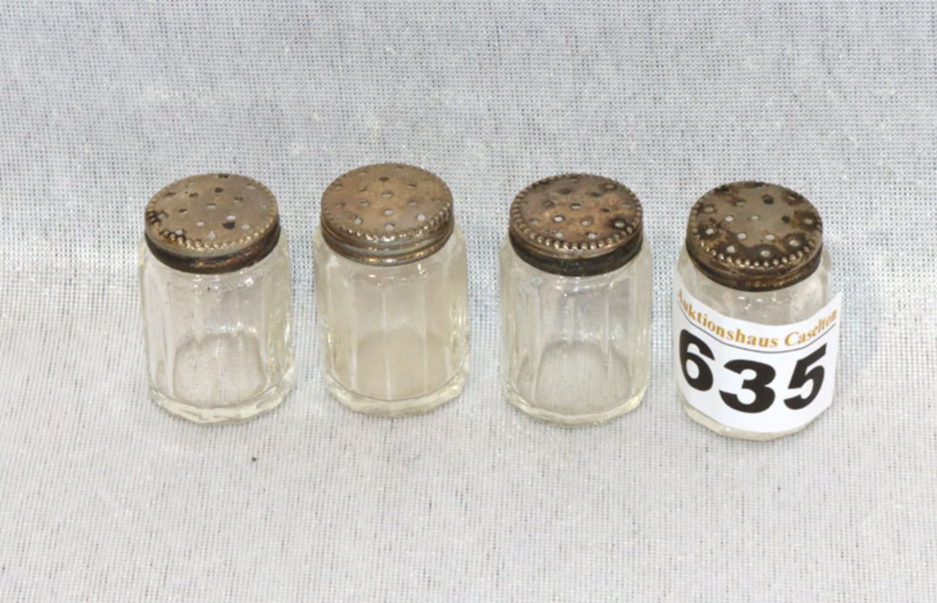4 Glas Salzstreuer mit Silberdeckel, H 3,5 cm, Gebrauchsspuren