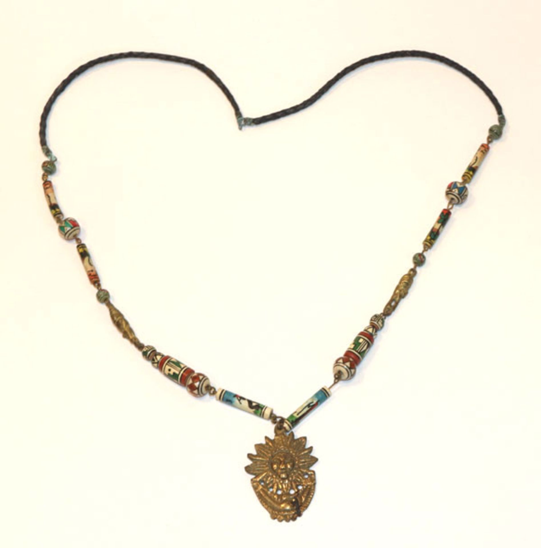 Südamerikanische Halskette mit Metall-Anhänger, L 64 cm, Tragespuren