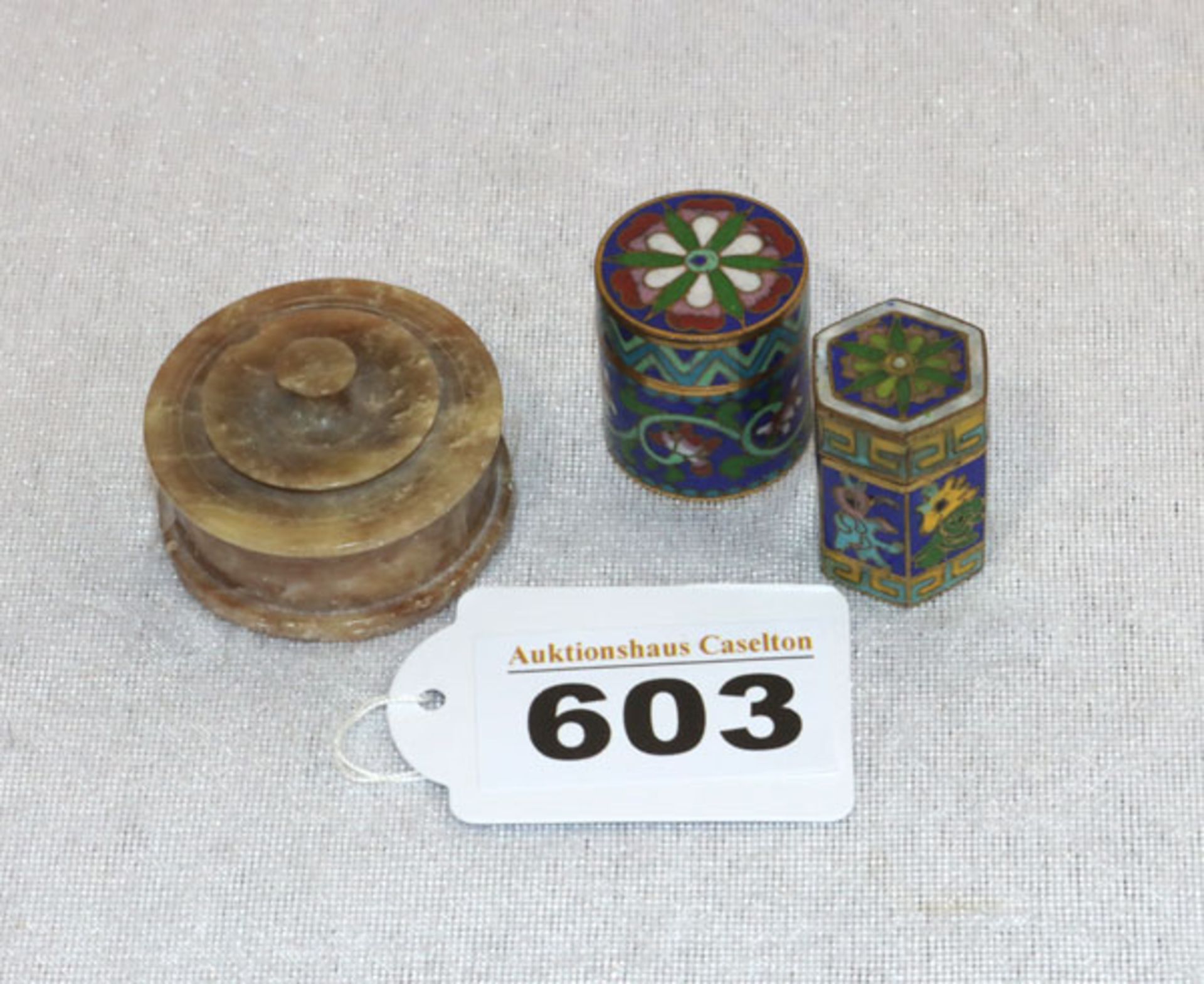 2 kleine Cloisonne Döschen mit buntem Blumendekor, H 3 cm, und rundes Steindöschen, bestossen, H 2,5