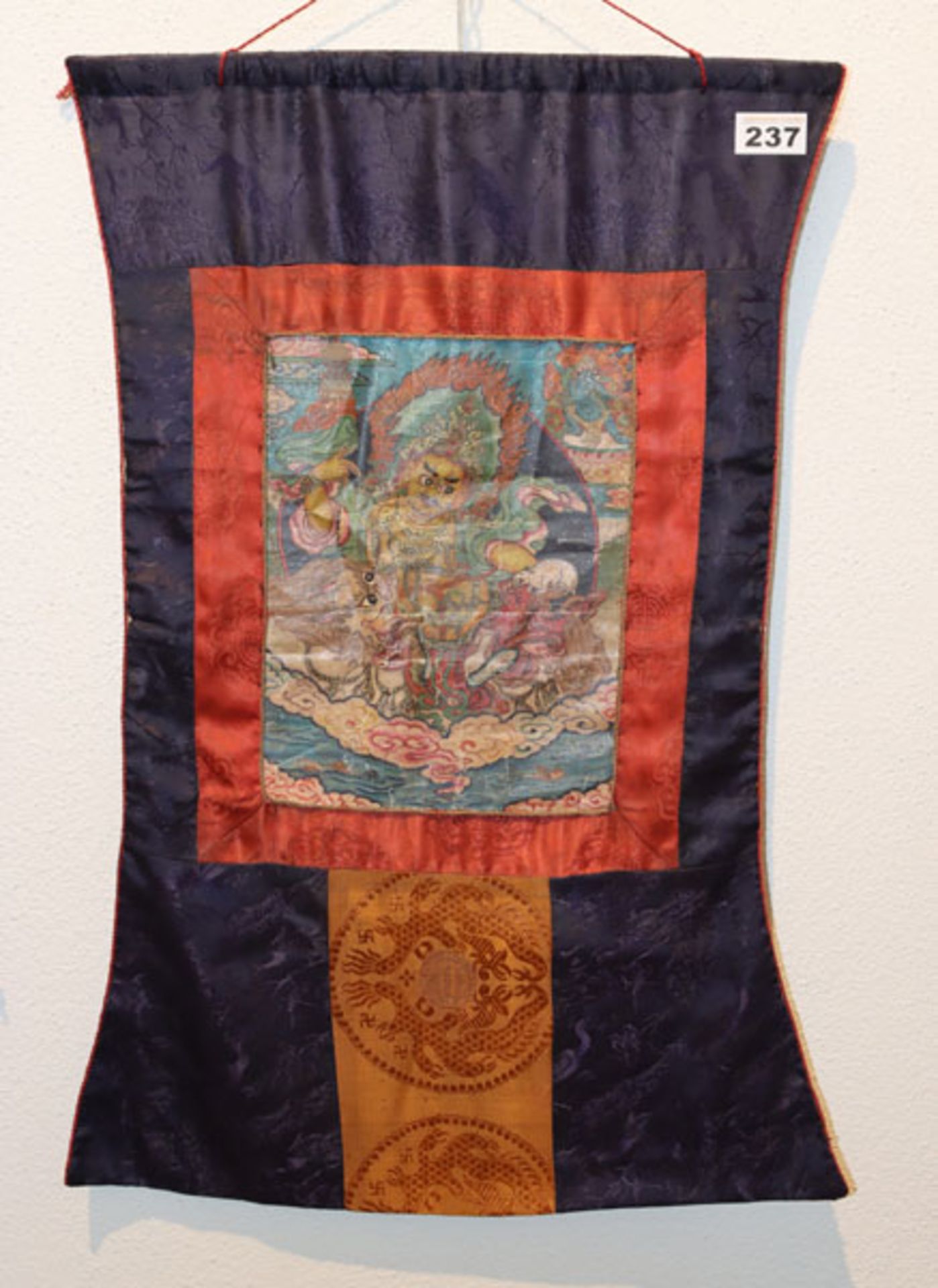 Thangka, 'Gottheit', wohl Tibet, auf Stoff mit Seideneinfassungen, 19./20. Jahrhundert,