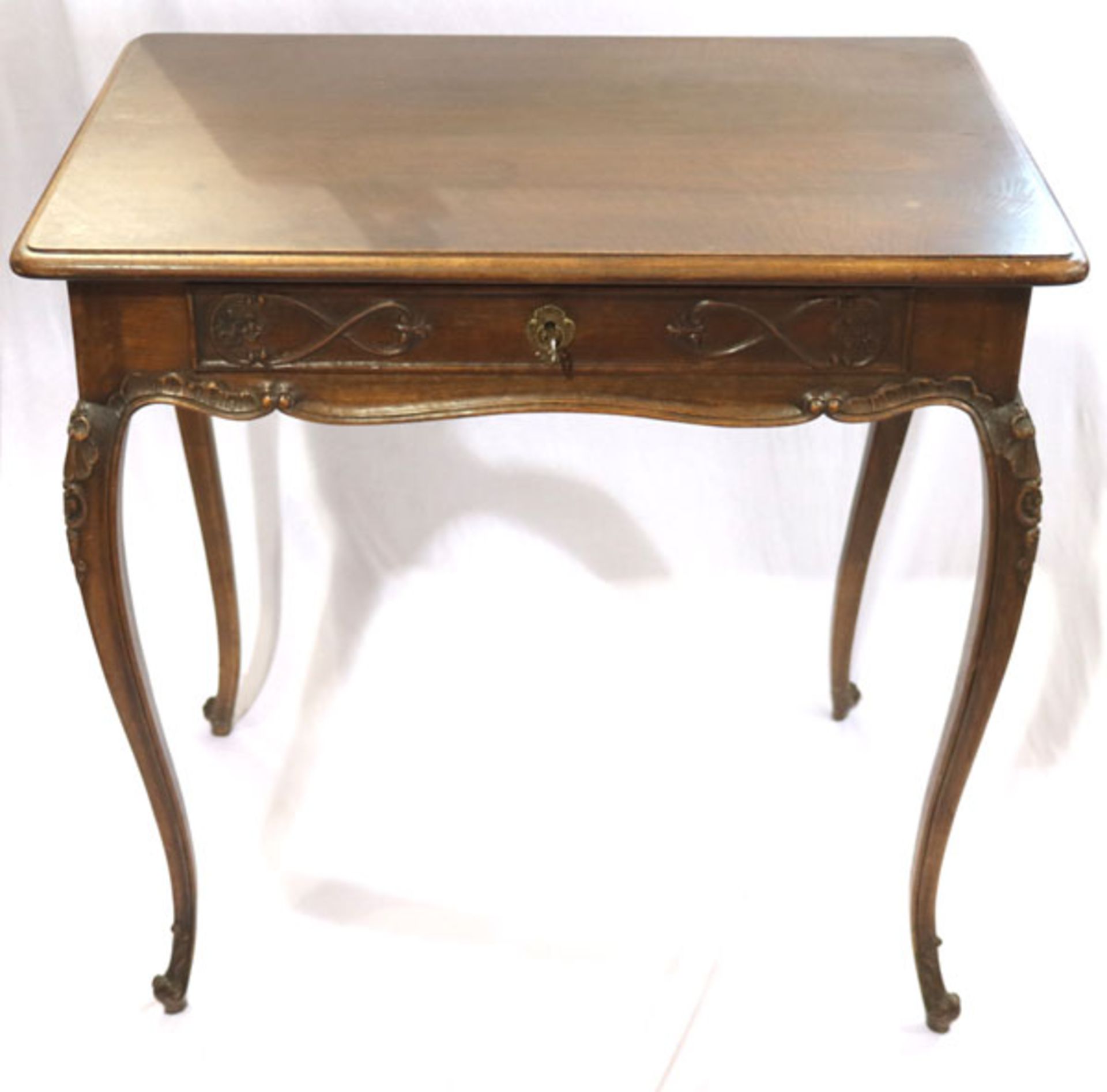 Schreibtisch auf geschwungenen Beinen, teils beschnitzt, Korpus mit einer Schublade, H 78 cm, B 80