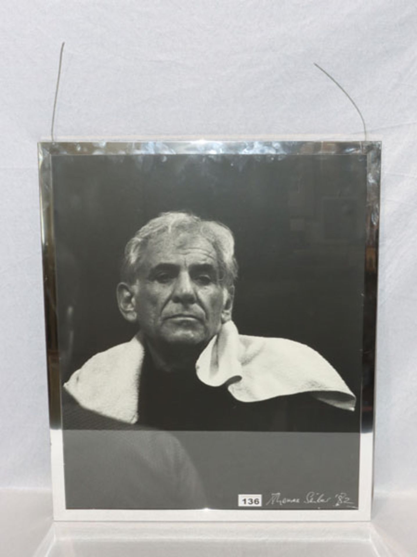 Fotographie 'Leonard Bernstein', signiert Thomas Seiler 82, unter Glas gerahmt, rückseitig
