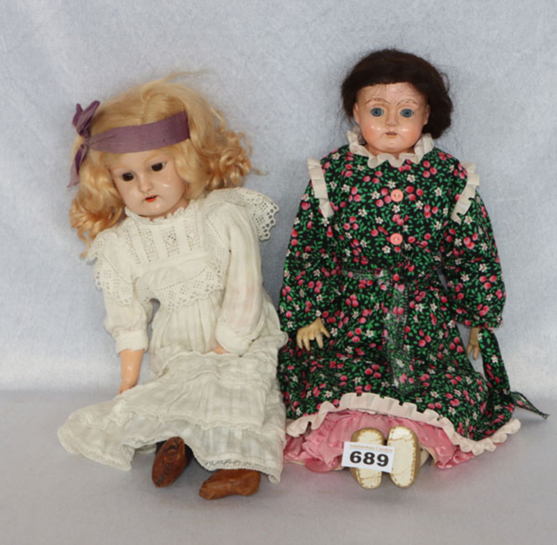2 antike Puppen mit Lederkörper, eine mit Schlafaugen, bekleidet, L 44/45 cm, bespielt,