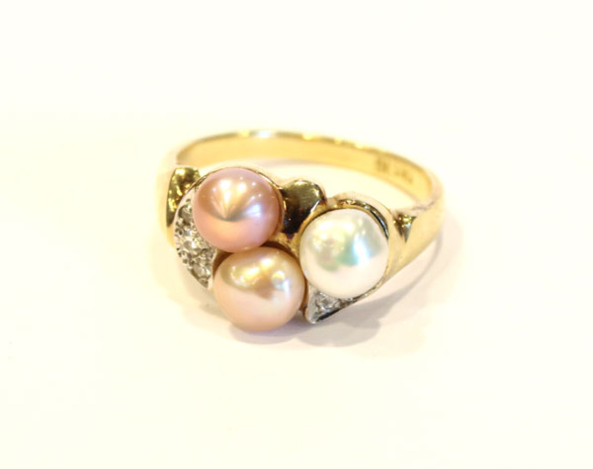 14 k Gelbgold Ring mit 3 pastellfarbenen Perlen und 5 in Weißgold gefaßten Diamanten, 5,2 gr., Gr.