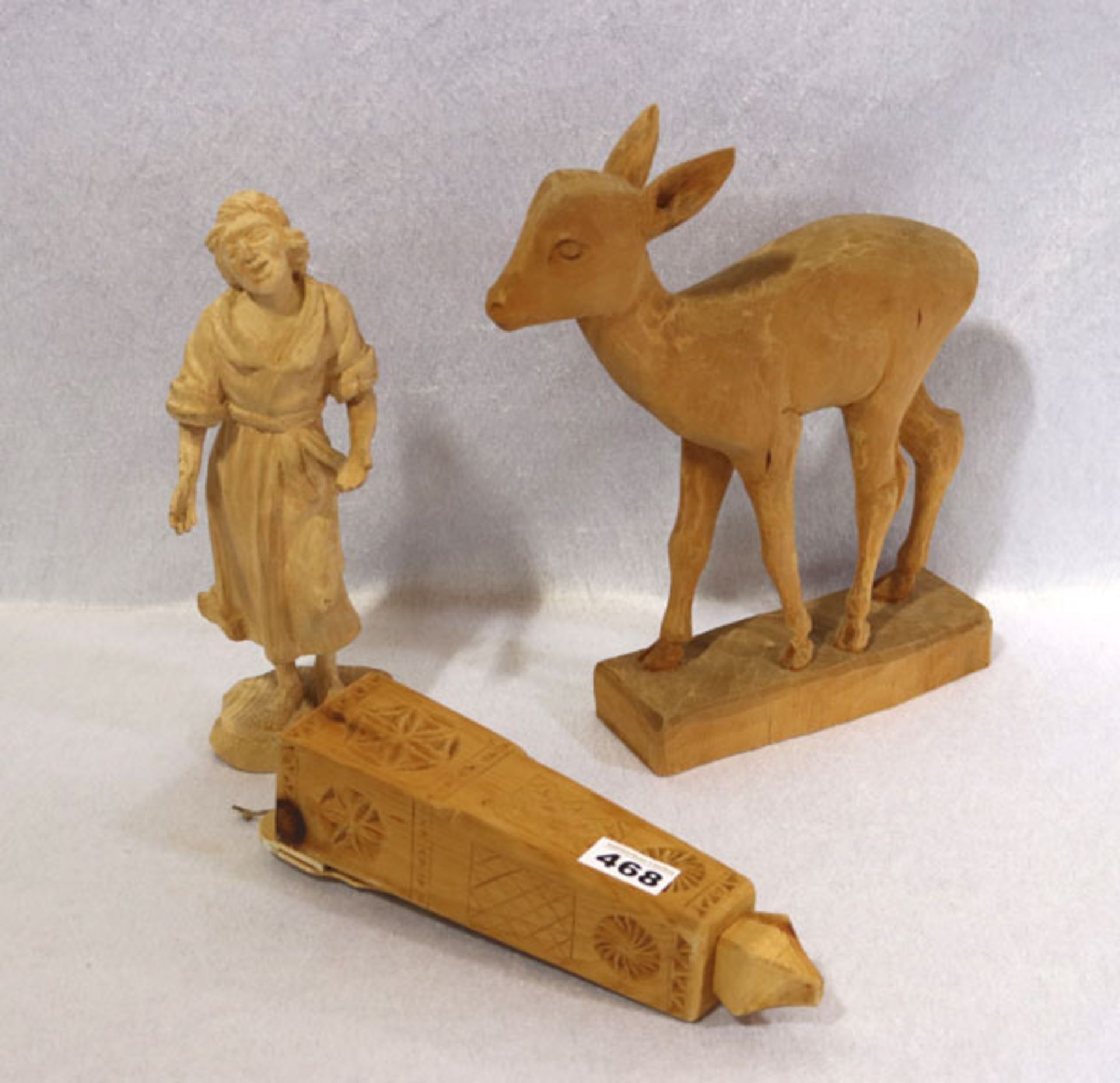 Konvolut: Holzfiguren Fräslinge 'Reh', H 31 cm, 'Frau', H 29 cm, und Holz Zierkumpf, H 28 cm