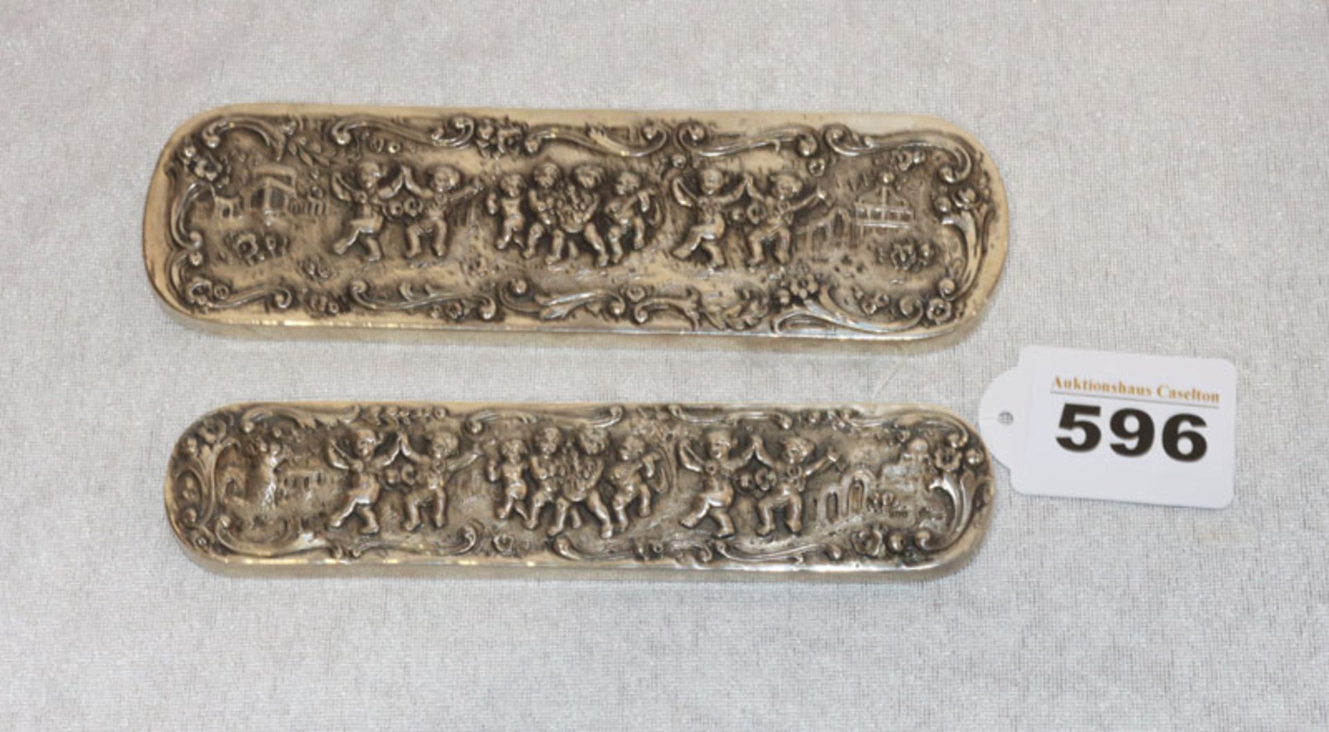 2 Bürstendeckel mit reliefiertem Puttendekor, 800 Silber, 132 gr., 16 cm x 3,5 cm und 18 cm x 5 cm
