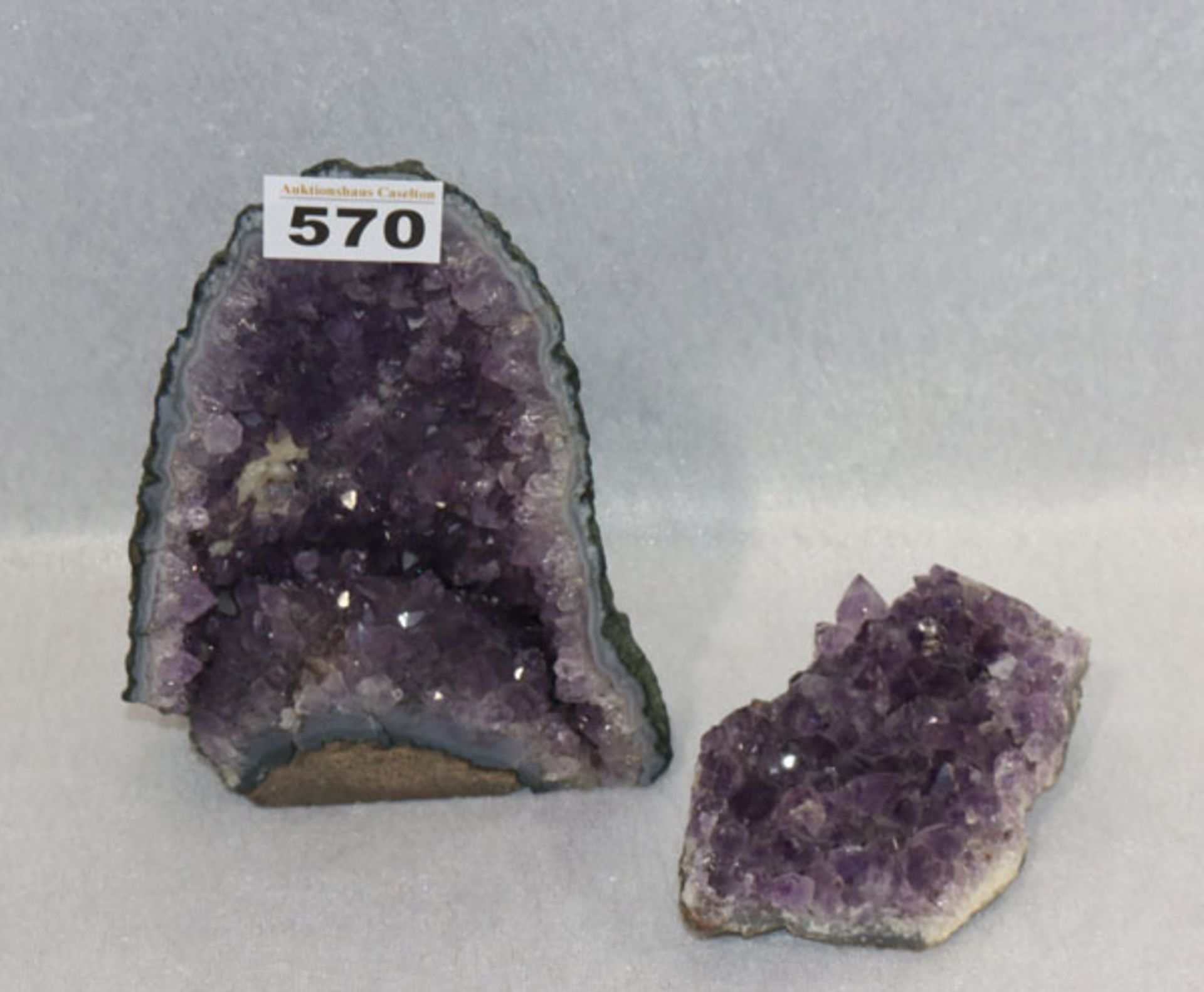 Hälfte einer Amethystdruse, H 19 cm, B 13 cm, und Amethyst