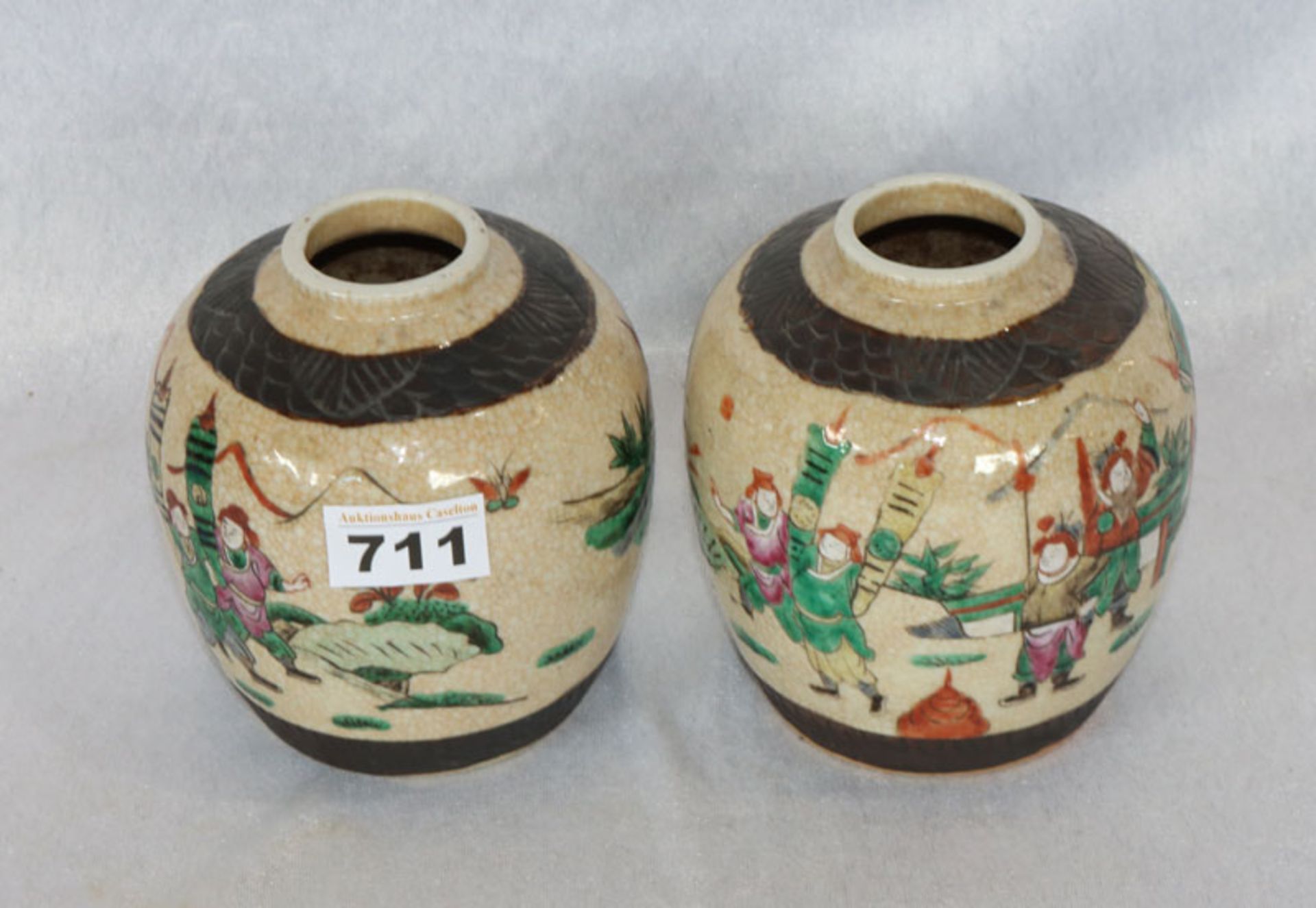 Paar Keramik Blumenvasen mit figürlichem, asiatischem Dekor, H 14,5 cm, D 12 cm, Gebrauchsspuren