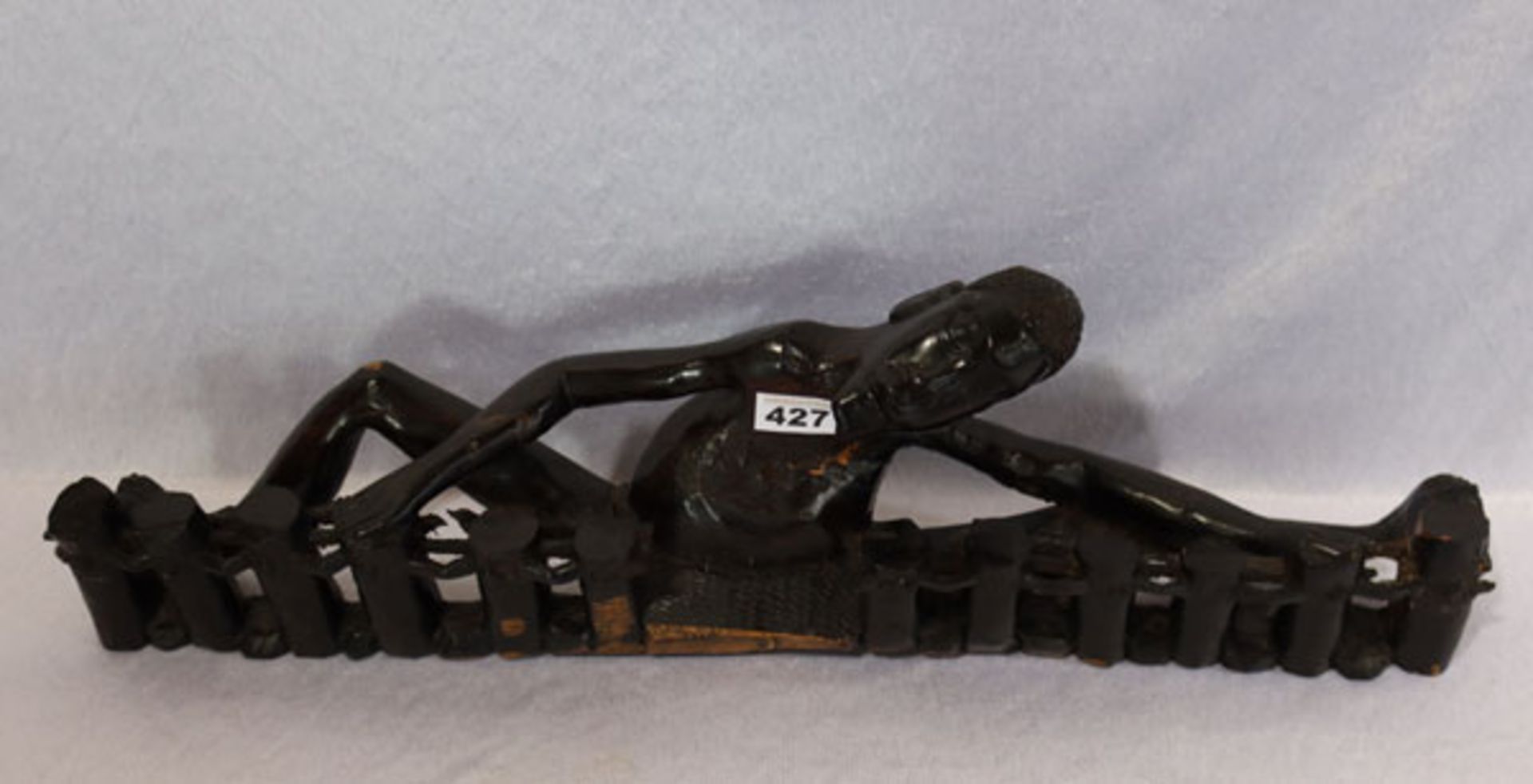Afrikanischen Trommel Spieler, Holz geschnitzt, teils beschädigt und bestossen, H 20 cm, B 71 cm,
