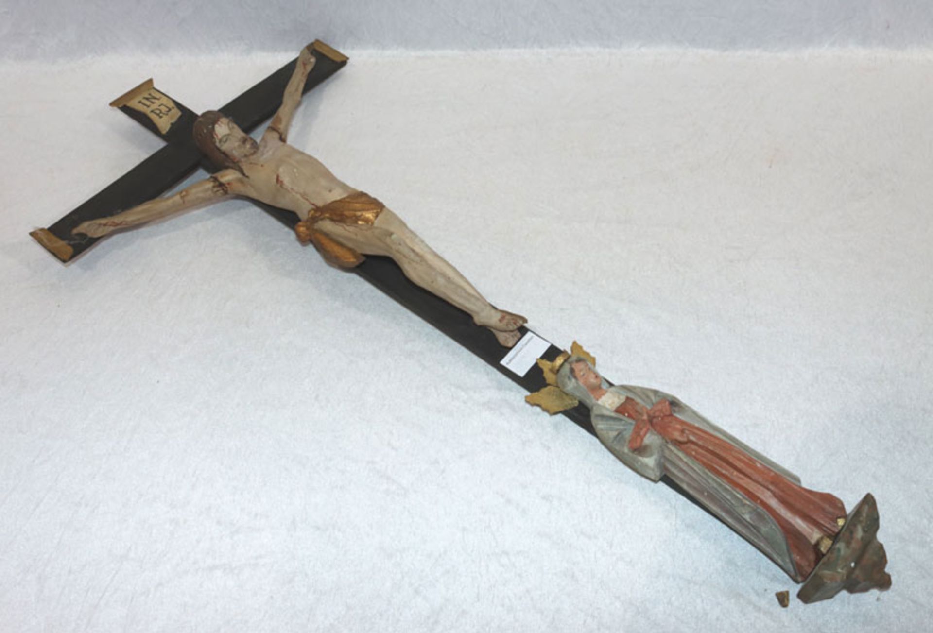Holzkreuz mit Korpus Christi und Assistenzfigur Maria, gefaßt, teils beschädigt, H 80 cm, B 35 cm,