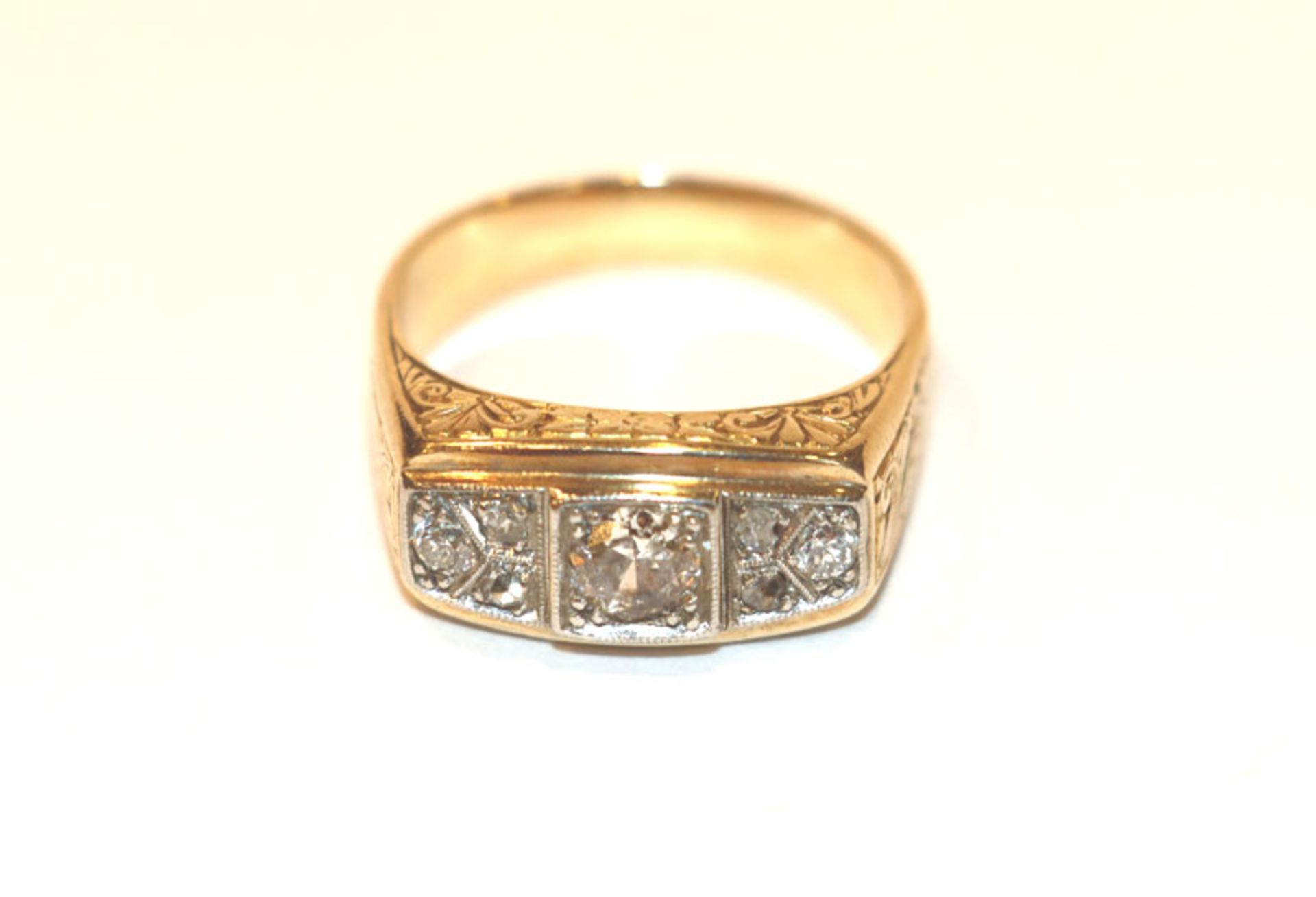 14 k Gelbgold Ring mit 7 in Weißgold gefaßte Diamanten, zus. ca. 0,4 ct., 8,7 gr., ältere