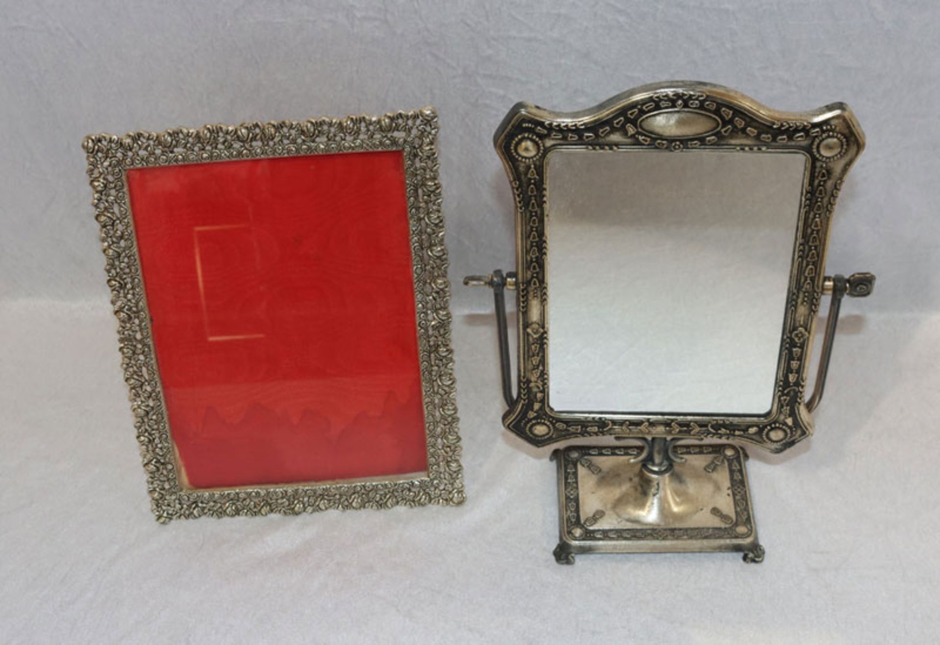 Tischspiegel, klappbar, H 34 cm, B 24 cm, T 11 cm, und Fotorahmen mit reliefiertem Randdekor, H 28