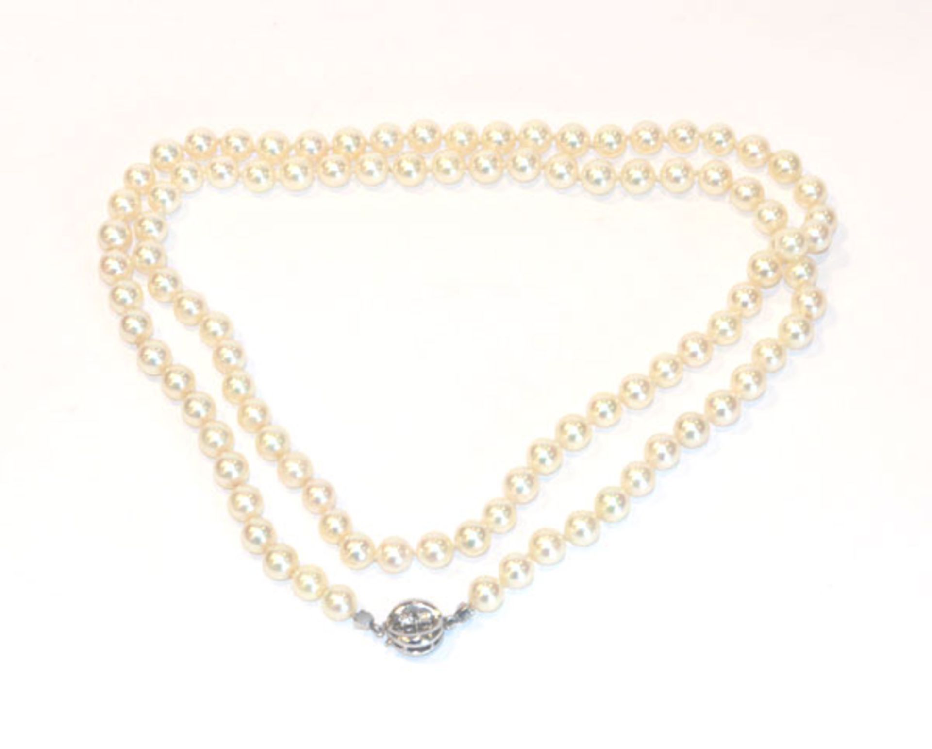 Perlenkette mit 14 k Weißgoldschließe, besetzt mit 4 Diamanten, L 78 cm