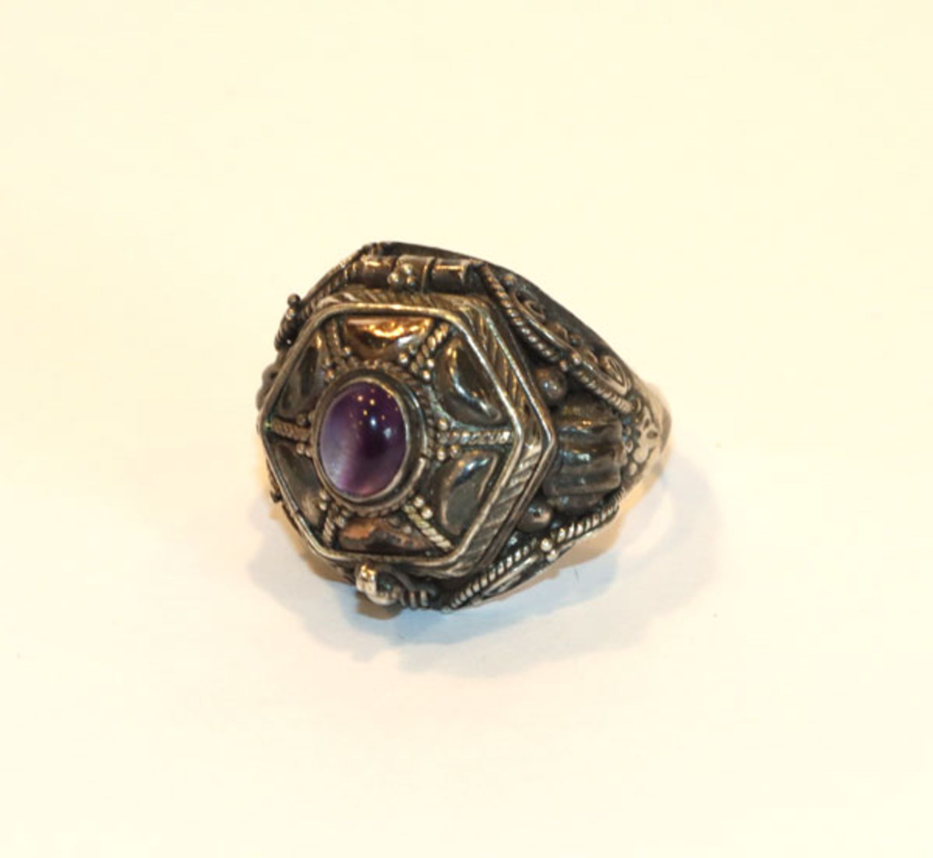 Sterlingsilber Giftring, fein verziert, zum Öffnen und mit Amethyst besetzt, 7,6 gr., Gr. 56