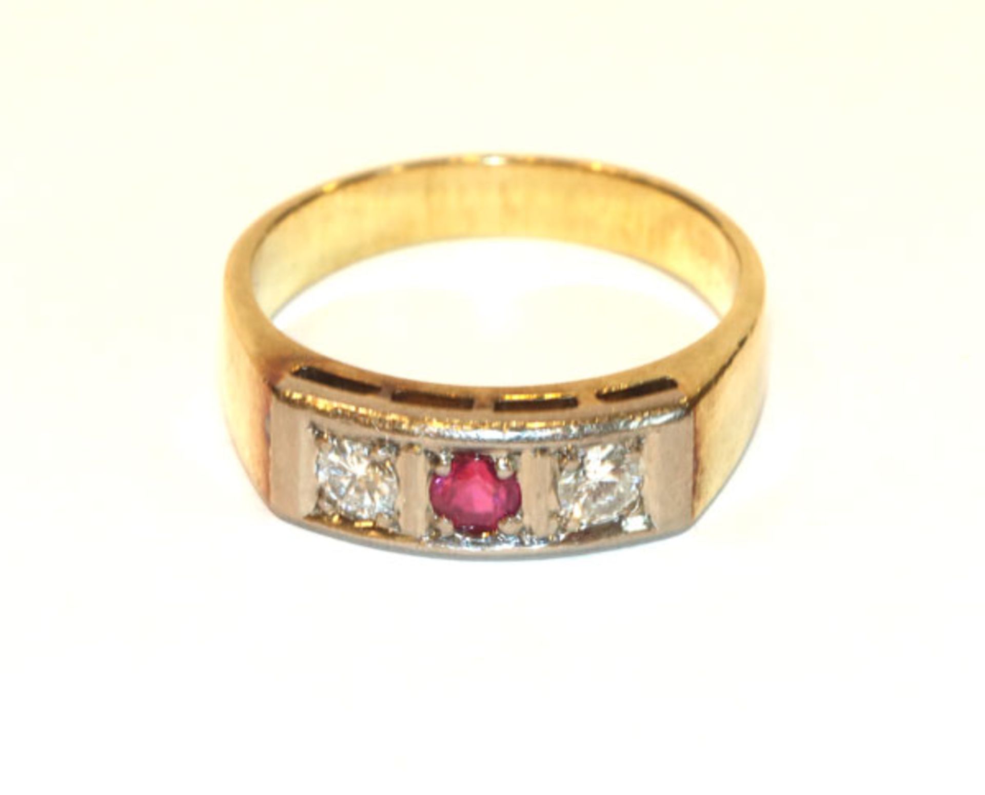 14 k Gelbgold Ring mit 2 in Weißgold gefaßten Diamanten und ein Rubin, Gr. 57, 6,2 gr.