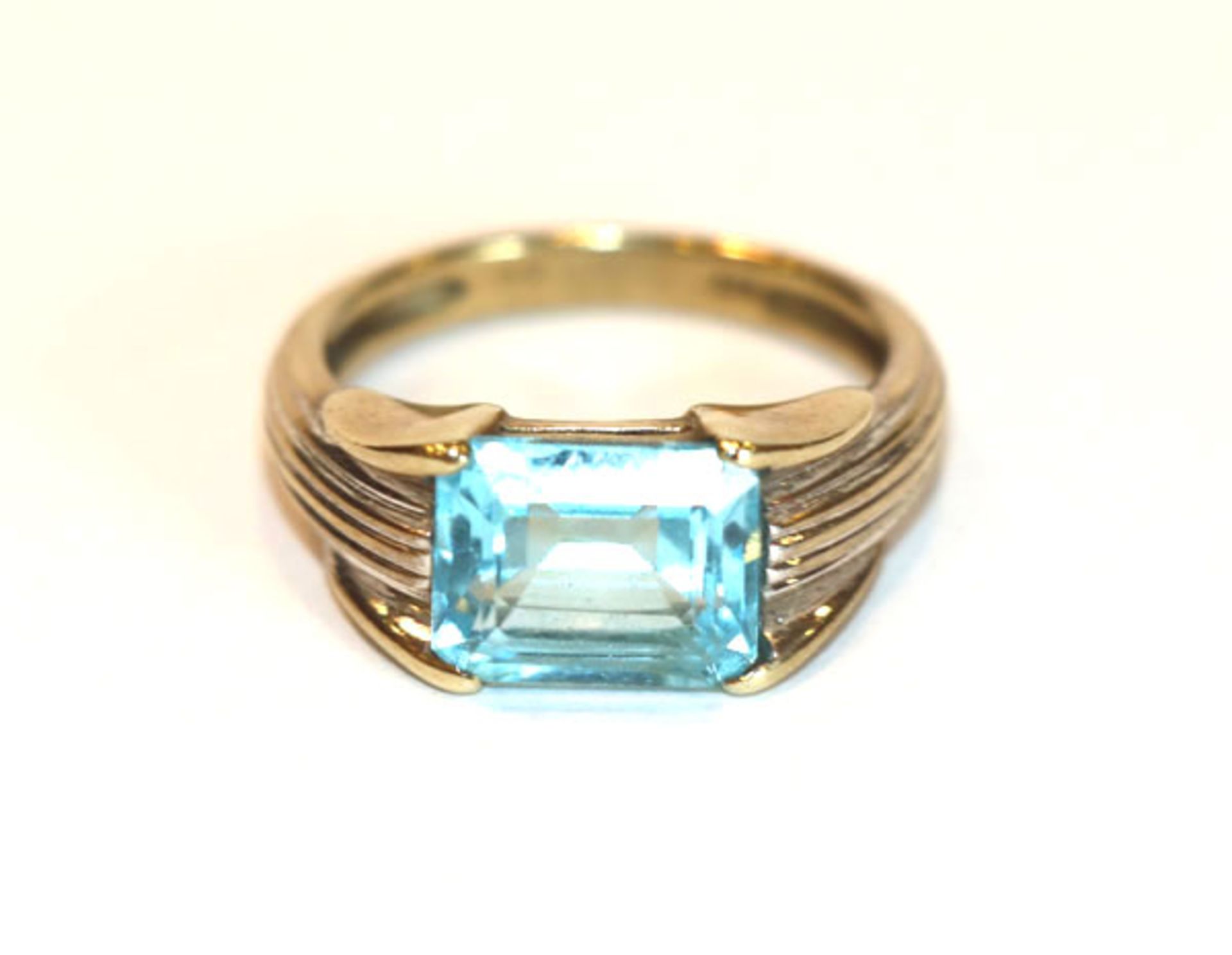 8 k Gelb- und Weißgold Ring mit Blautopas, Gr. 53, 4,3 gr.