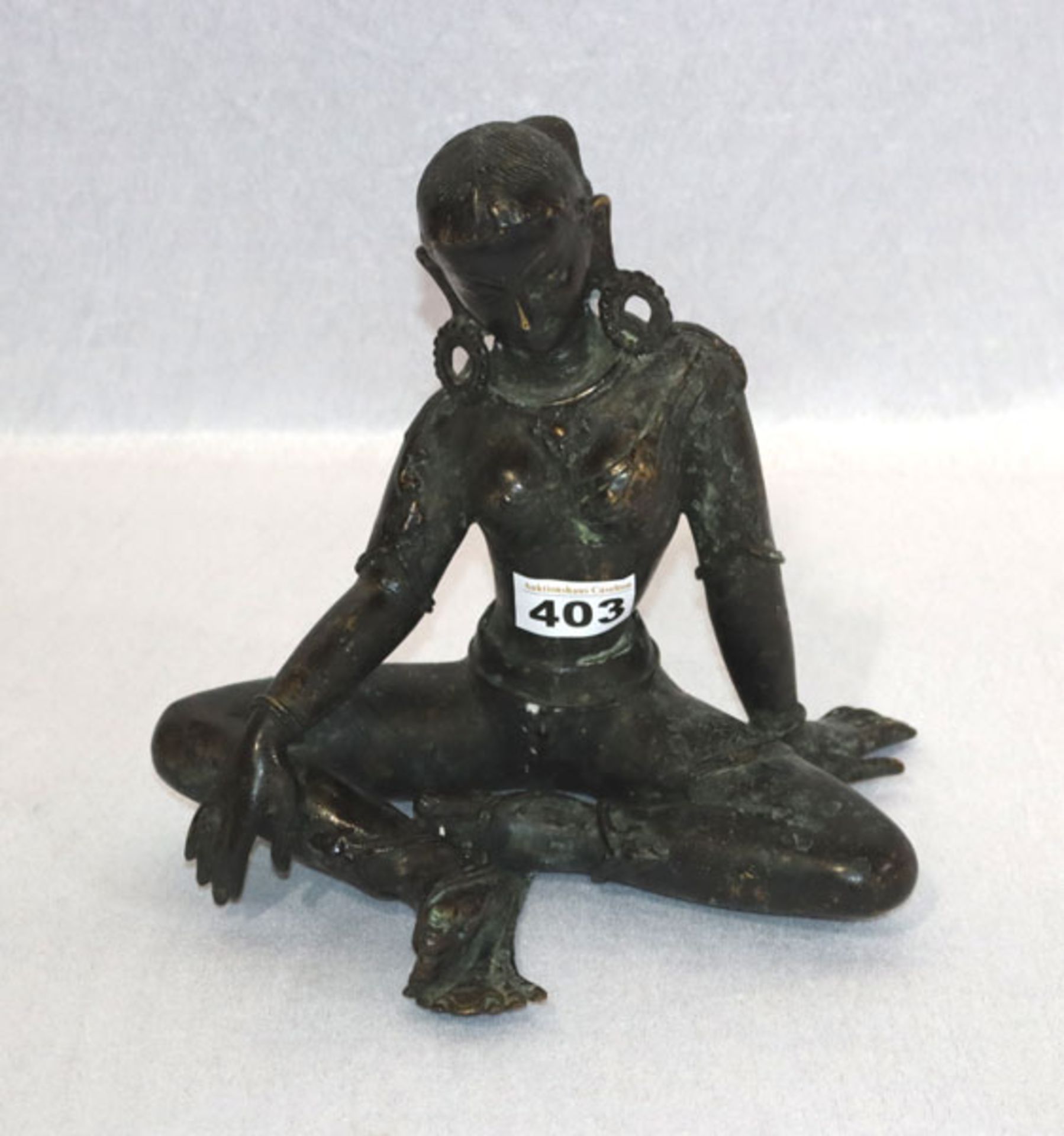 Figurenskulptur 'Sitzende Frau', wohl Bronze, H 23 cm, B 24 cm, T 20 cm, Thailand/Nepal,