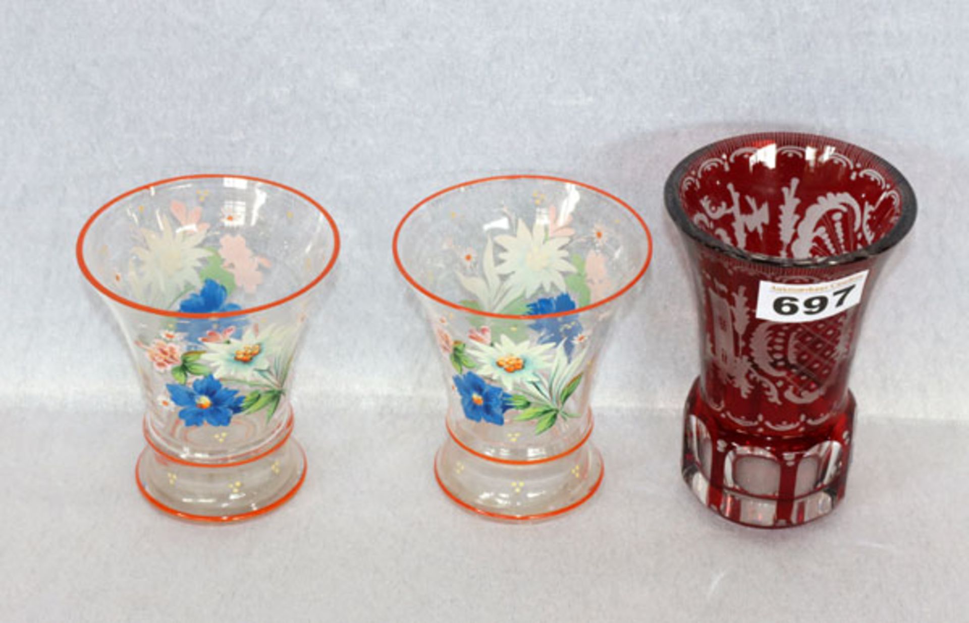 2 Glasbecher mit Alpenblumenmalerei, H 11,5 cm, D 9,5 cm, und roter Fußbecher mit Gravurdekor, H
