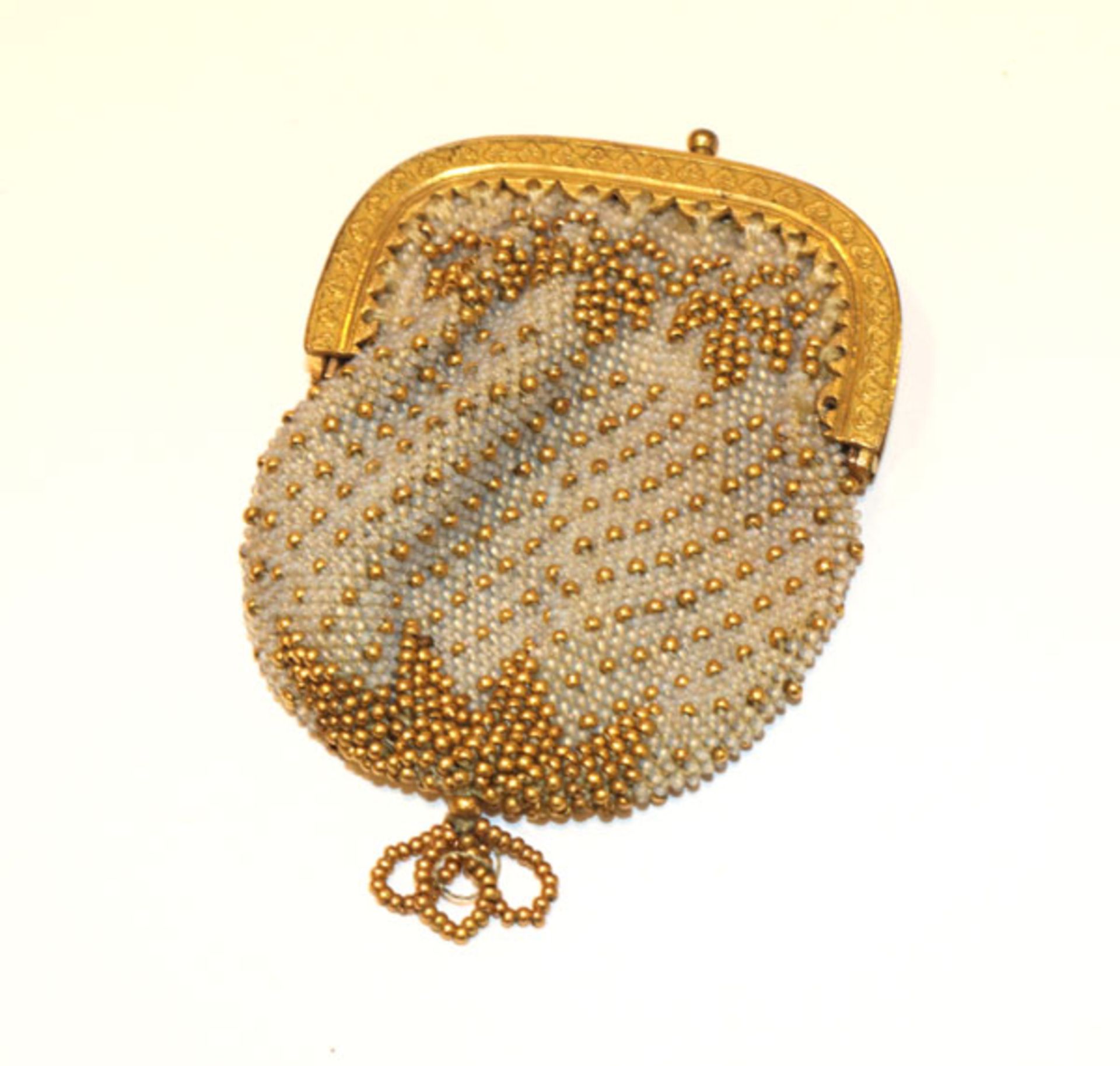 Feines Perlentäschchen, beige mit goldenen Perlchen und Metallbügel, feine Handarbeit, 6 cm x 4,5