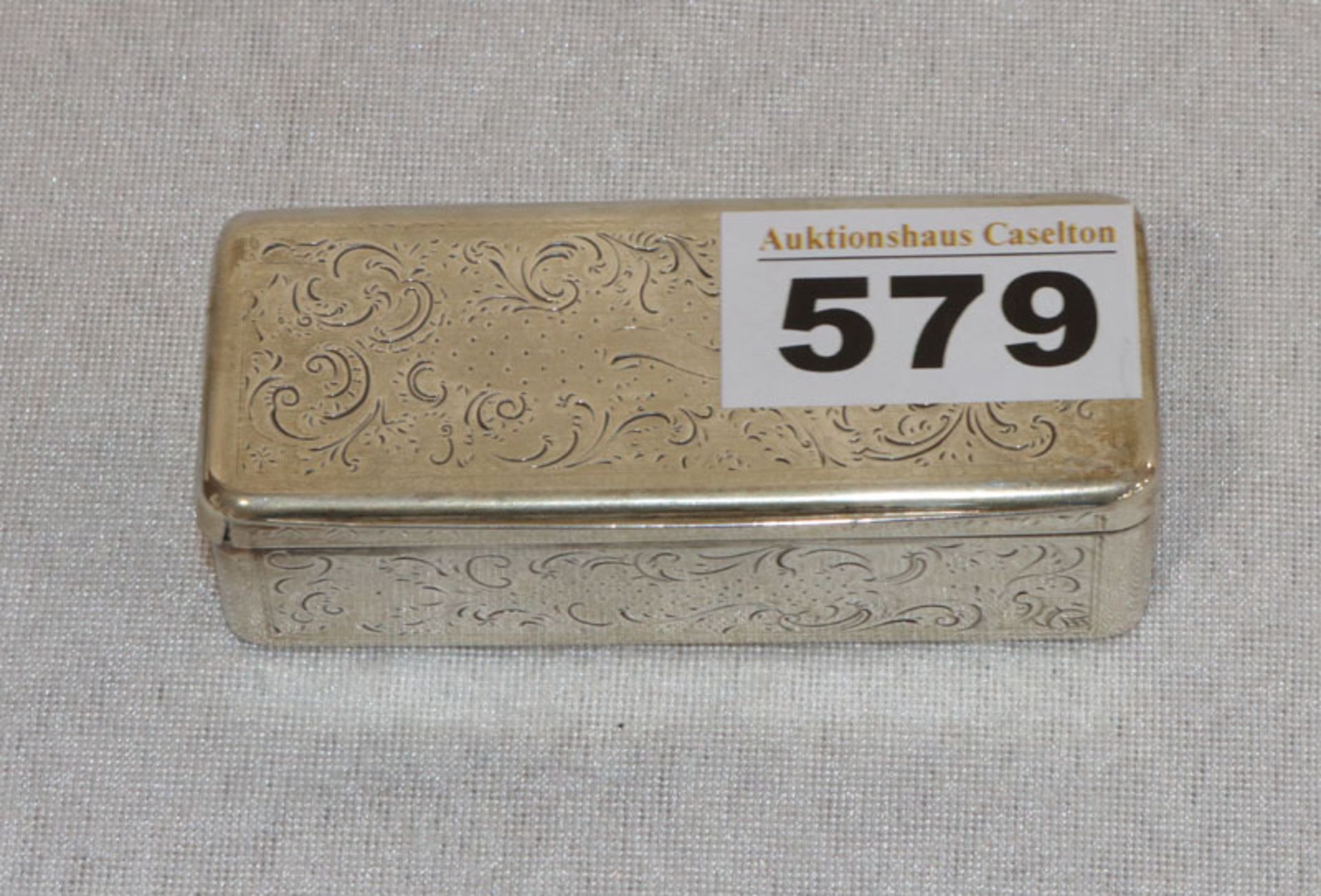 Deckeldose mit graviertem Dekor, 13 Lot Silber um 1840 ?, 70 gr., H 2,5 cm, B 8,5 cm, T 3,5 cm,