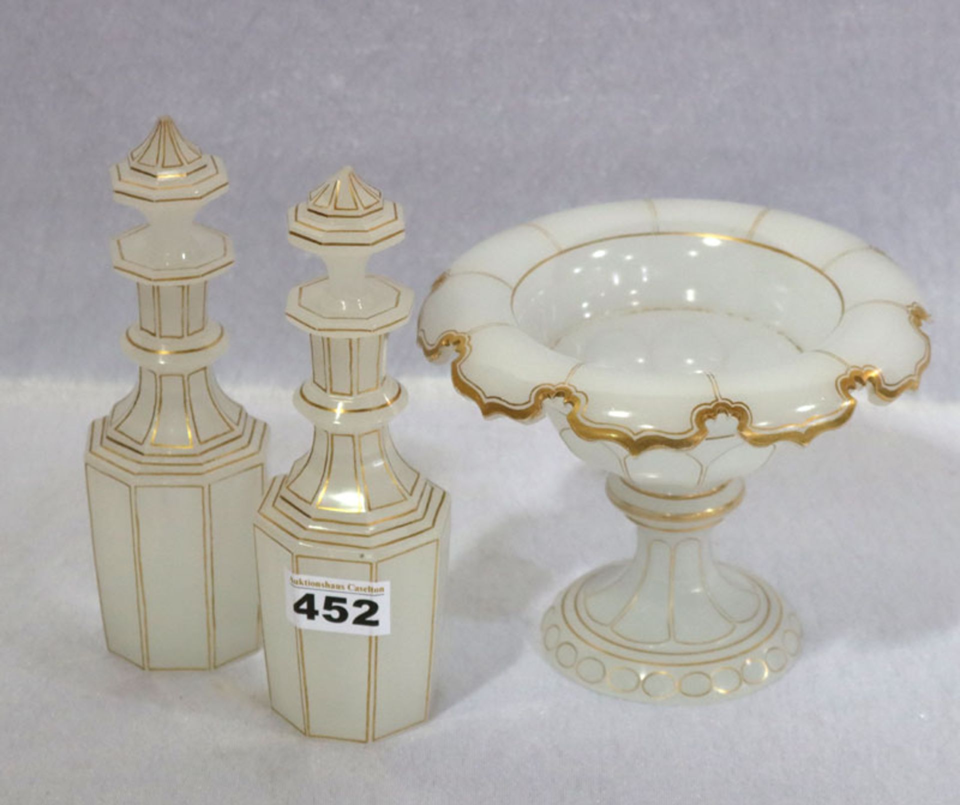 Milchglas Set: Fußschale, H 14 cm, D 18 cm, und 2 Karaffen, H 20 cm, D 8 cm, leicht bestossen, alles