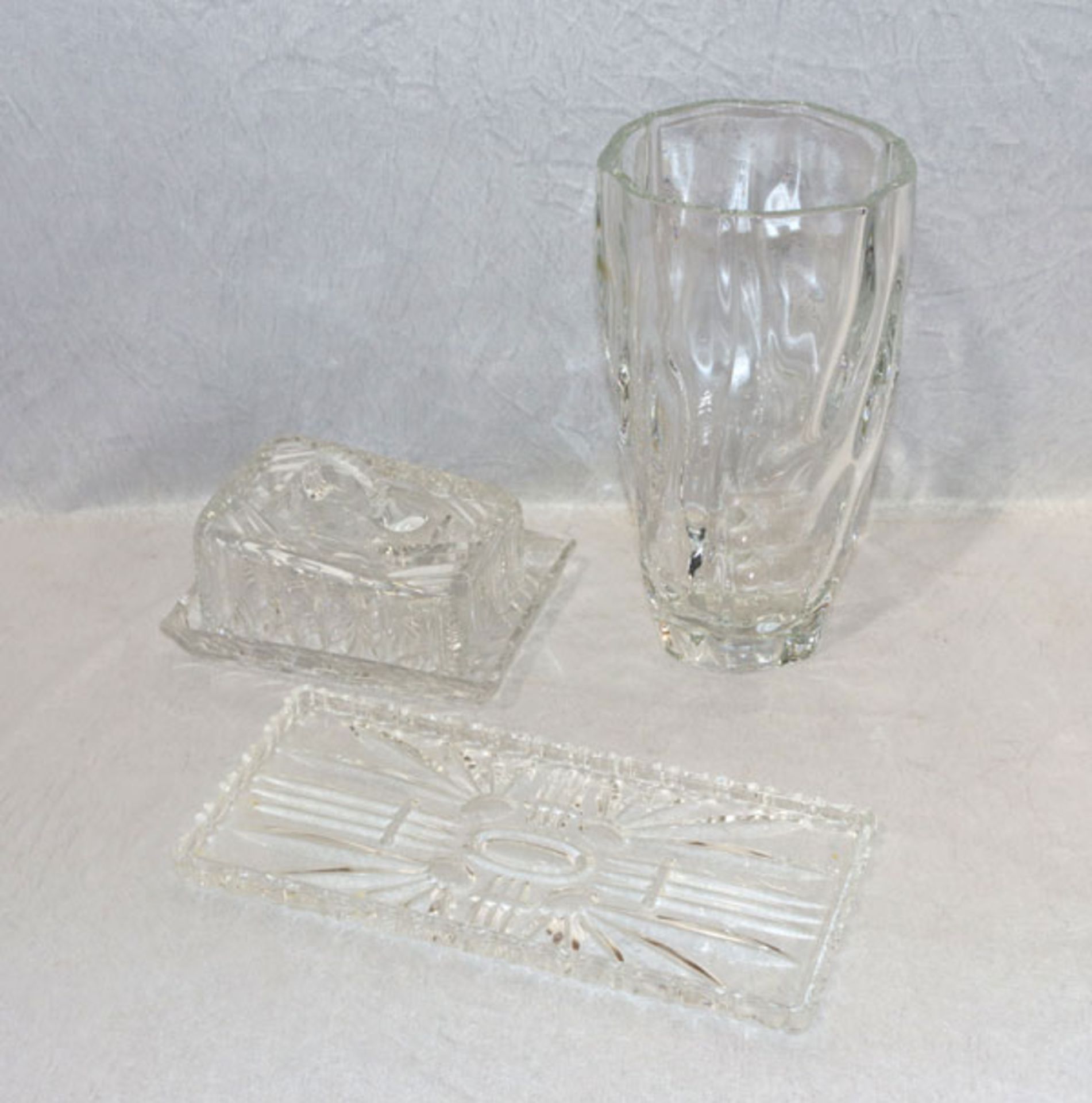 Glas-Konvolut: Nachtmann Blumenvase, H 27,5 cm, D 15 cm, Kuchenplatte, 30 cm x 14 cm, und