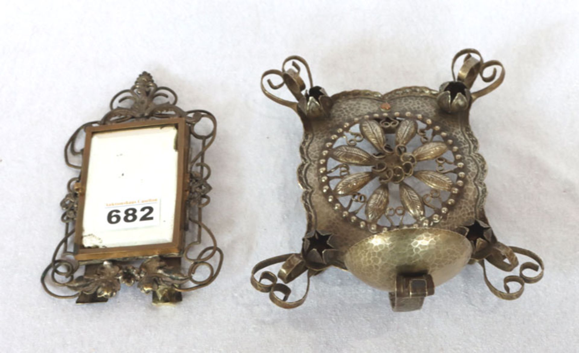 Ausgefallener Metall Wand-Kerzenleuchter, H 22 cm, B 18 cm, T 12 cm, und kleiner Tischspiegel in