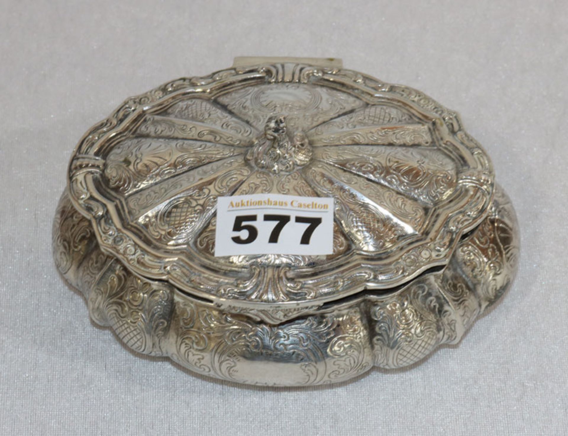 Dekorative Silber Deckeldose mit graviertem Dekor, 800 Silber, 379 gr., H 9 cm, B 17 cm, T 11,5