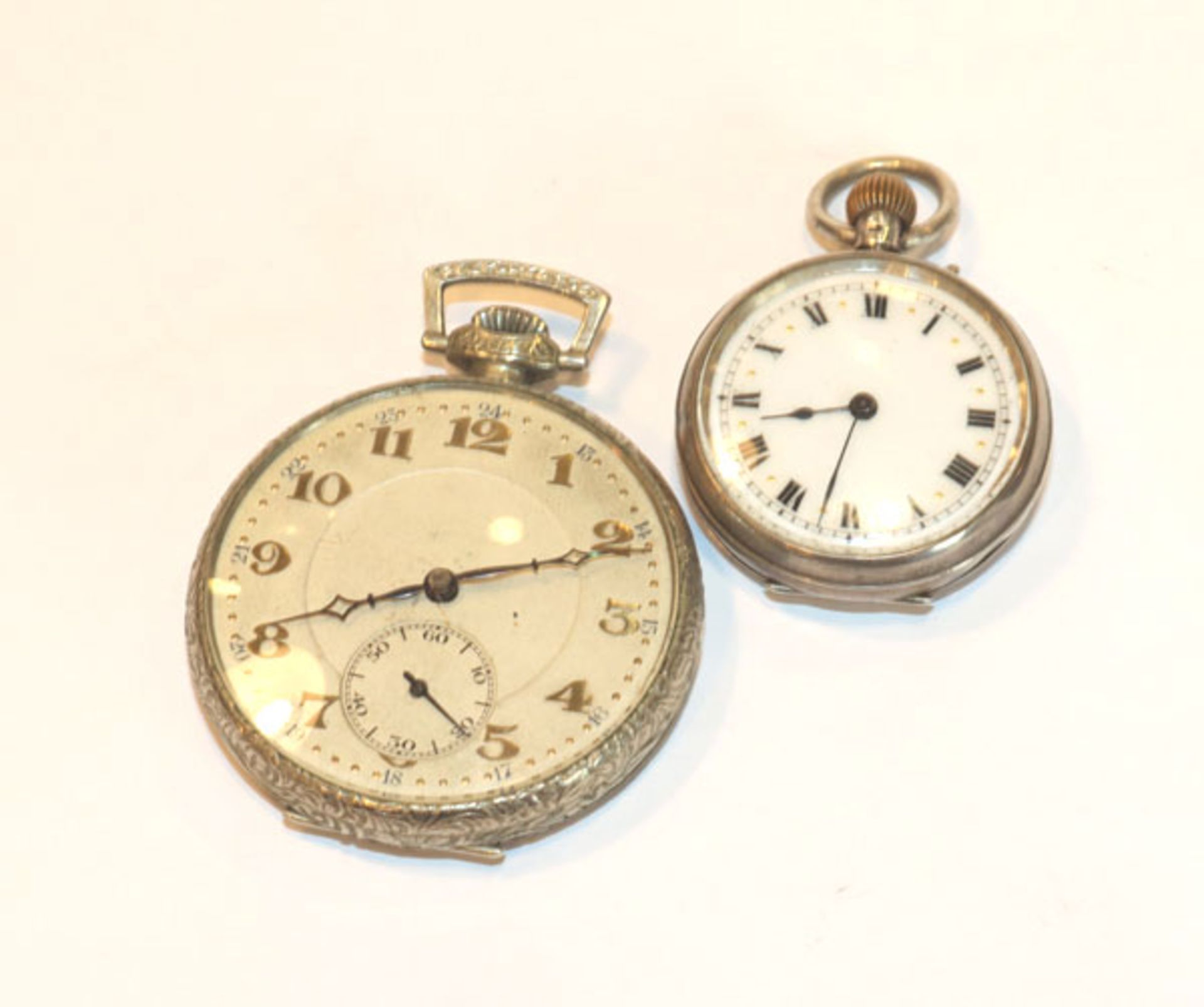 Taschenuhr, 800 Silber, rückseitig graviert, D 3 cm, und Nickel Taschenuhr, Zifferblatt mit
