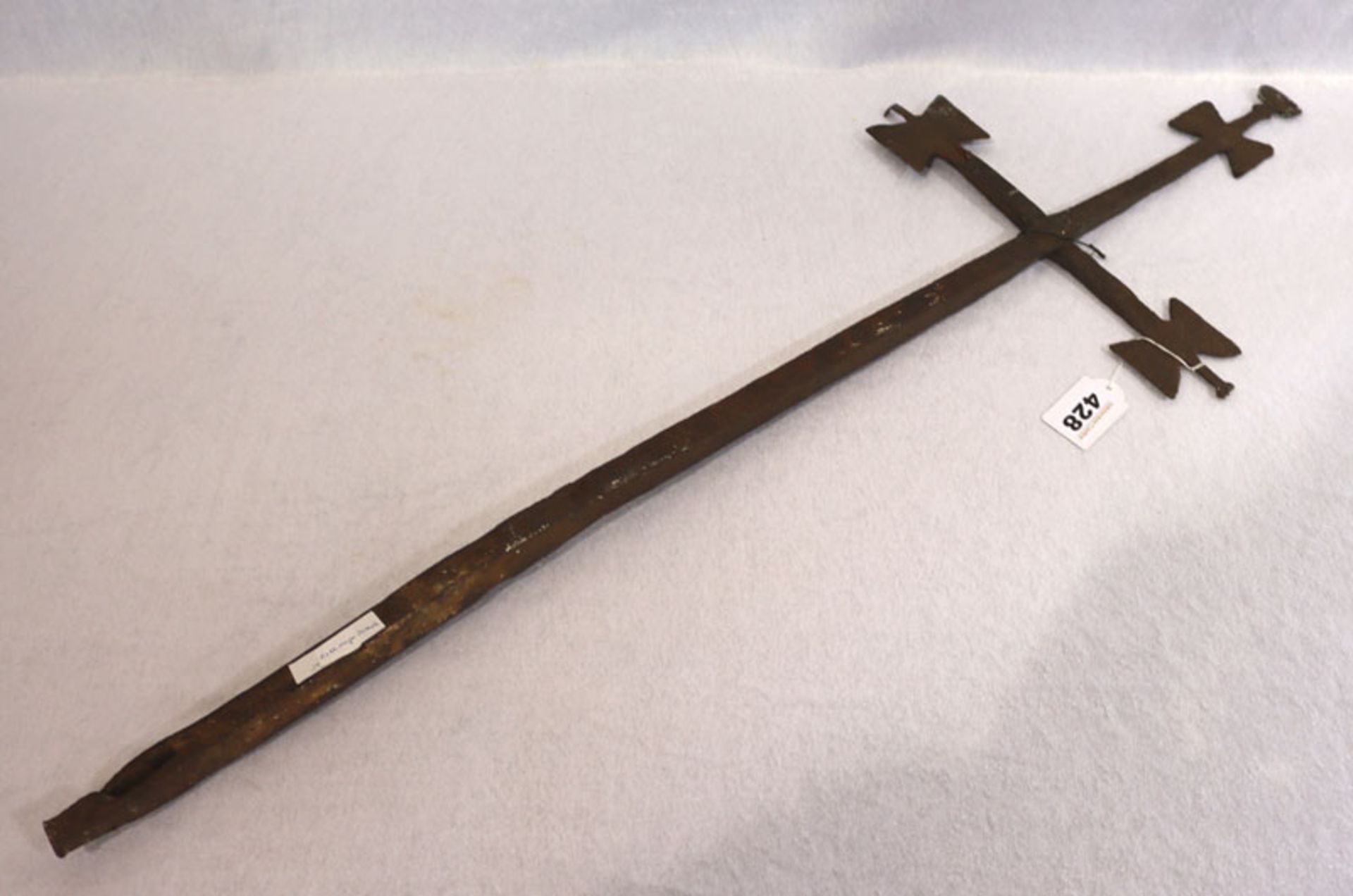 Schmiedeeisernes Lothringer Kreuz, H 88 cm, B 31 cm, altersbedingter Zustand