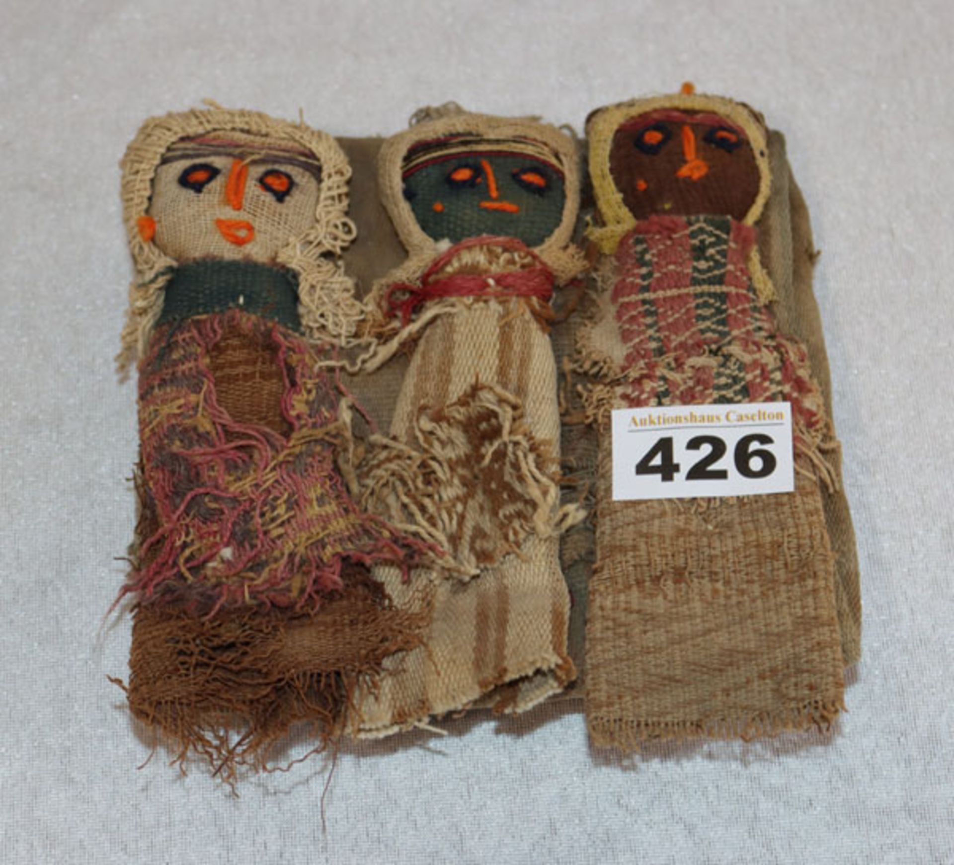 Grabbeigaben-Puppen der Chancay, Peru, Alter unbekannt, 3 Puppen aus verschiedenen alten Textilien
