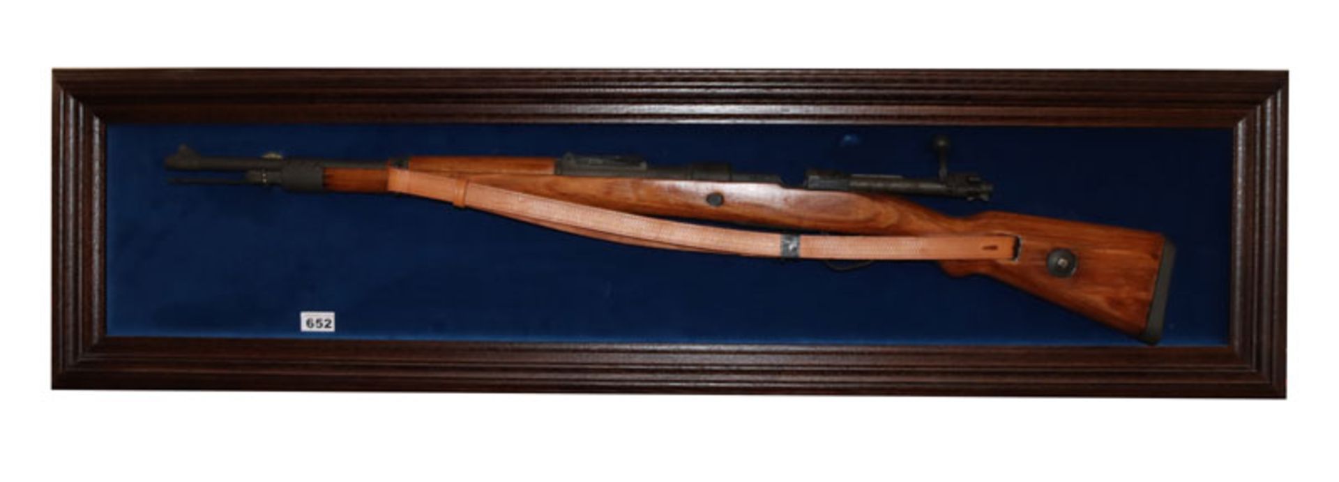 Deko Gewehr aus dem 1. Weltkrieg, ohne Funktion, auf Holzplatte montiert, H 38 cm, B 138 cm,