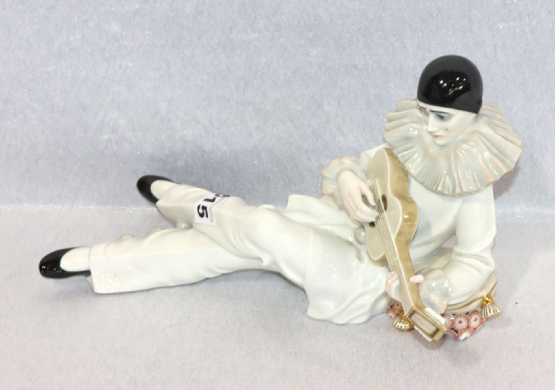 Rosenthal Porzellanfigur 'Pierrot mit Gitarre', um 1923, Entwurf Dorothea Charol, Modell-Nr. 78,